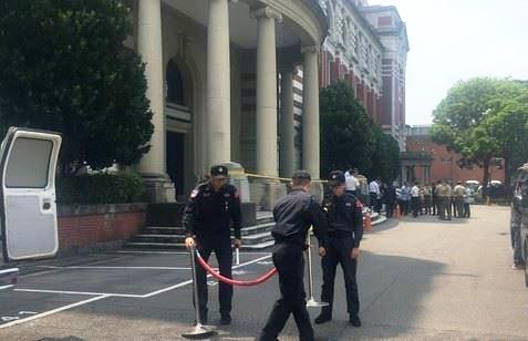 憲兵遭砍後，總統府周邊軍警也立即將維安再升高。