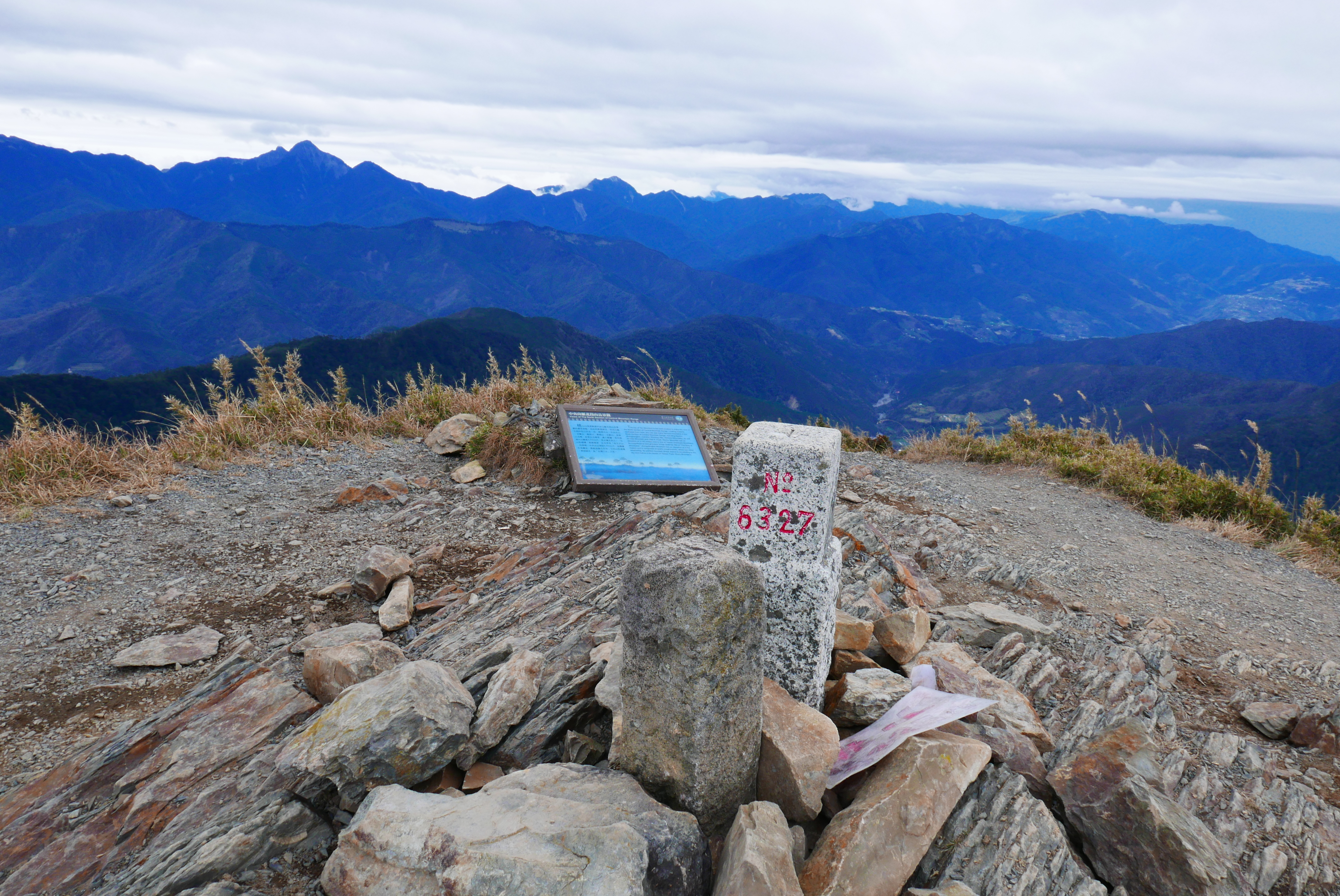 桃山屬雪山山脈，登頂後視野寬闊。
