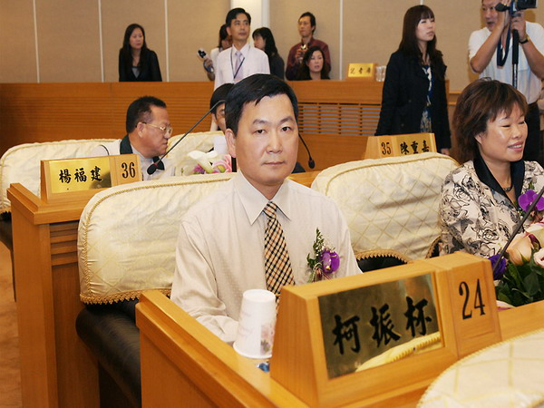 彰化縣國民黨籍議員柯振杯4年內3度酒駕肇事，法官判處七月徒刑，不得易科罰金。