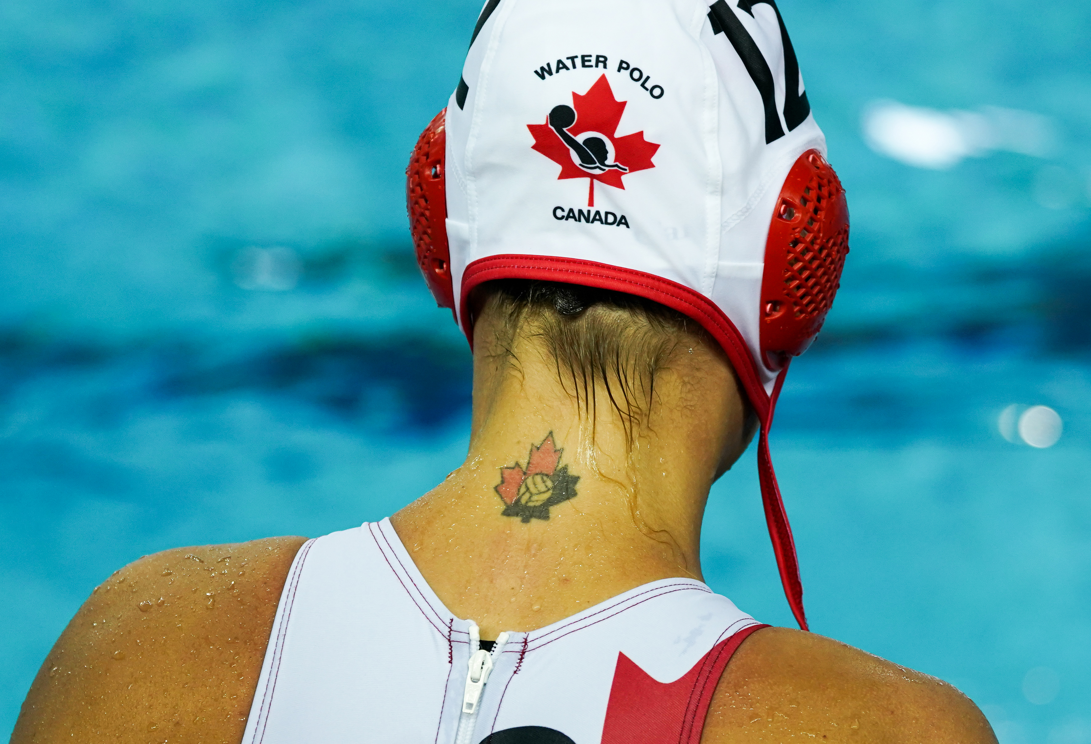 加拿大隊隊員 FOURNIER SHAE 在後頸部的刺青，結合了加拿大國旗和水球的圖案。 