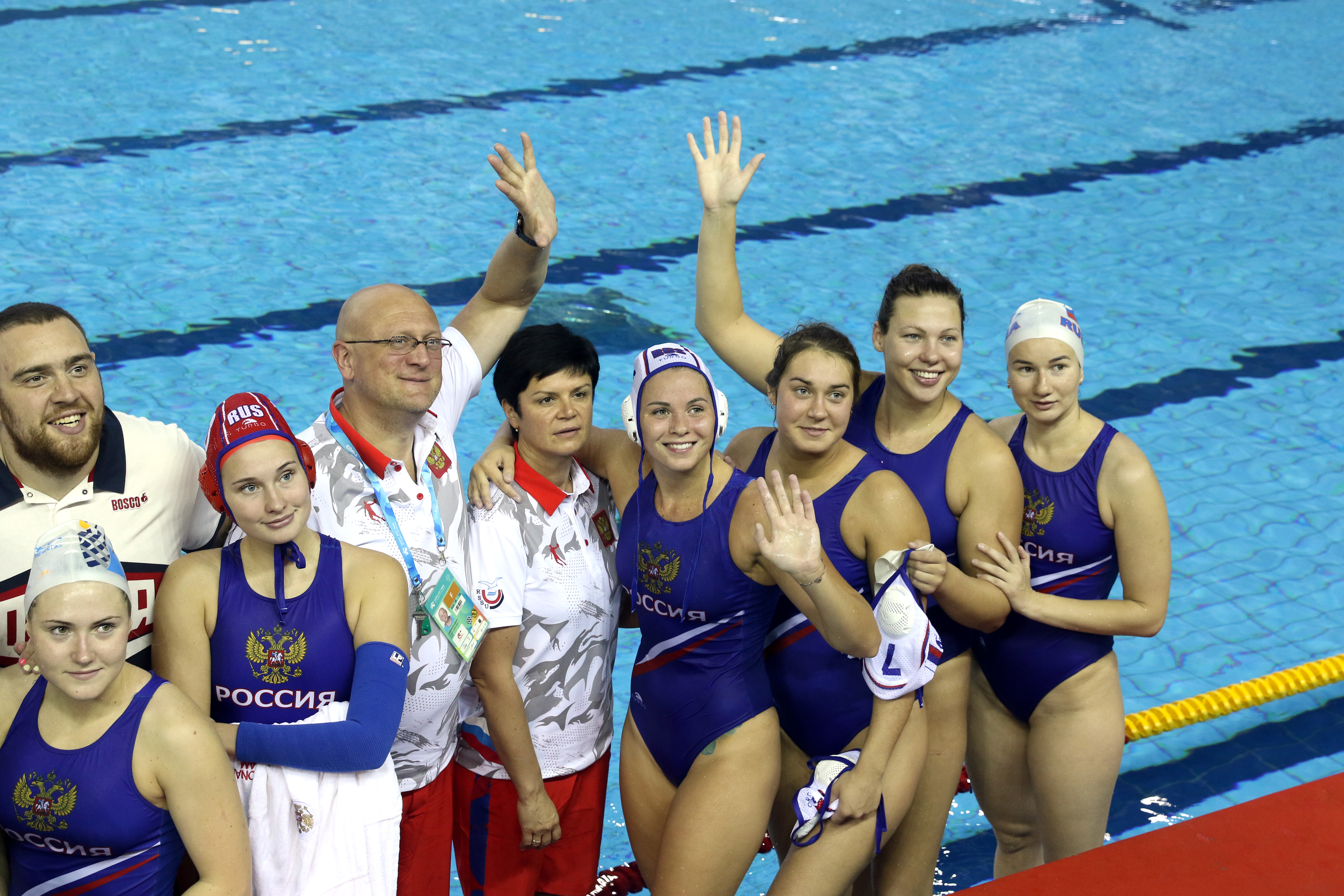 俄羅斯水球隊在以25：5輕鬆擊敗英國隊後，接受觀眾的掌聲。