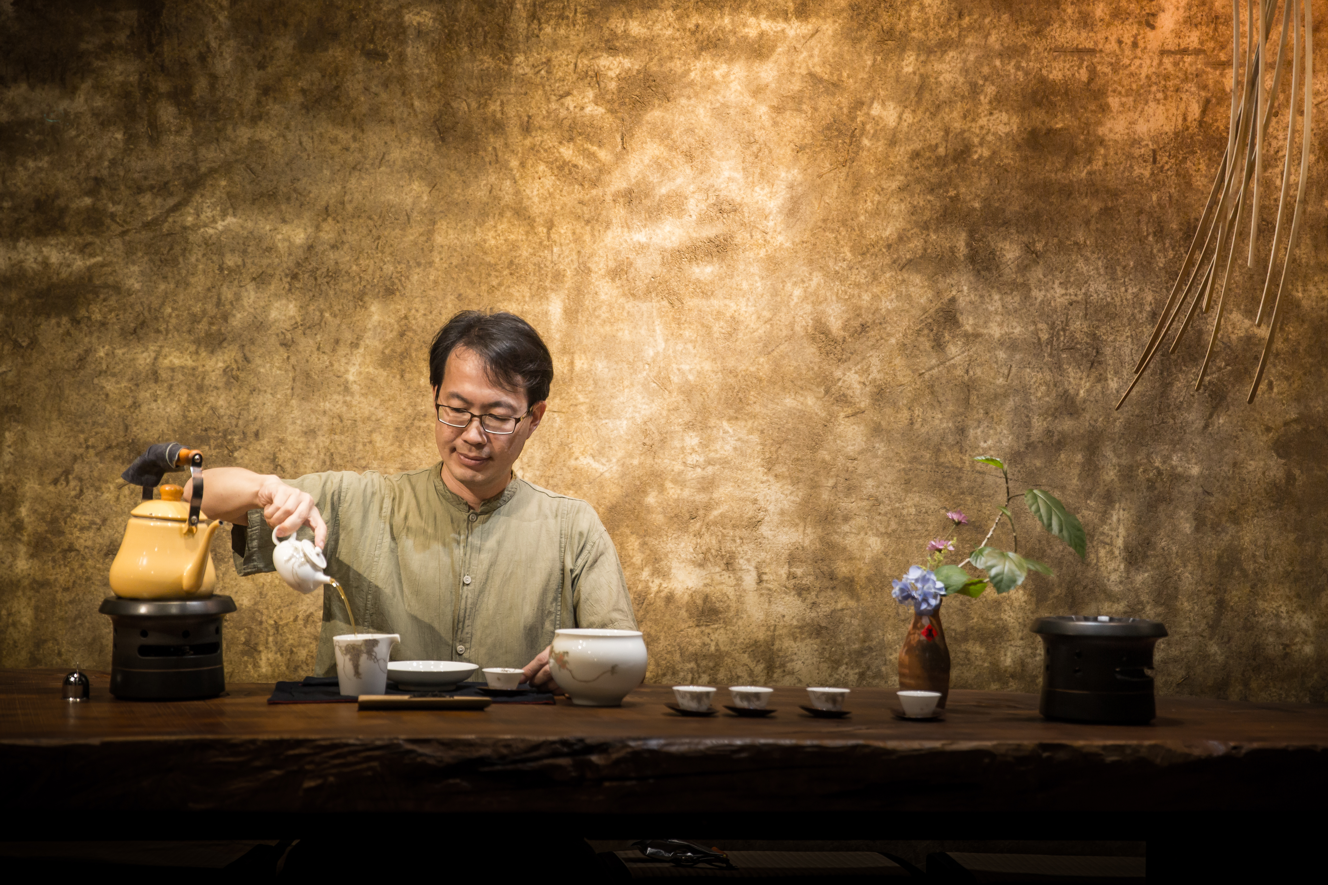 岩陶總經理李啟彰因為愛喝茶，從科技業業務轉行賣茶具、茶葉，出書還舉辦講座。