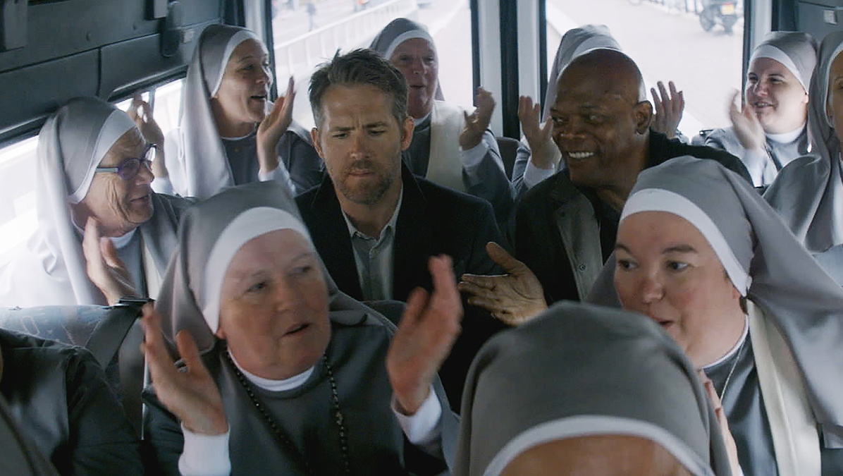 為了躲避仇家追殺，萊恩與山繆尋求修女保護共車，萊恩一臉無奈。（CatchPlay提供）