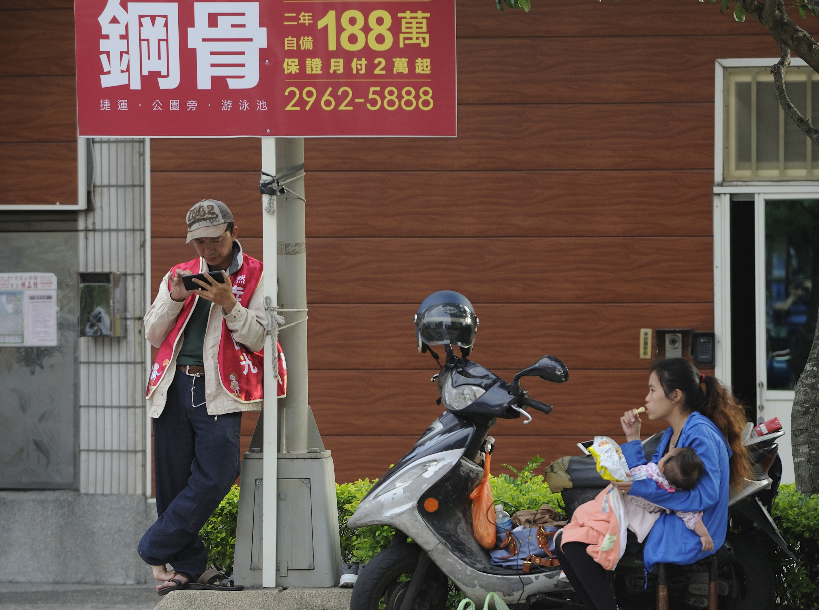 有工作就有勞保罩，沒工作也有國保挺，這是最基礎的社會保險保障。