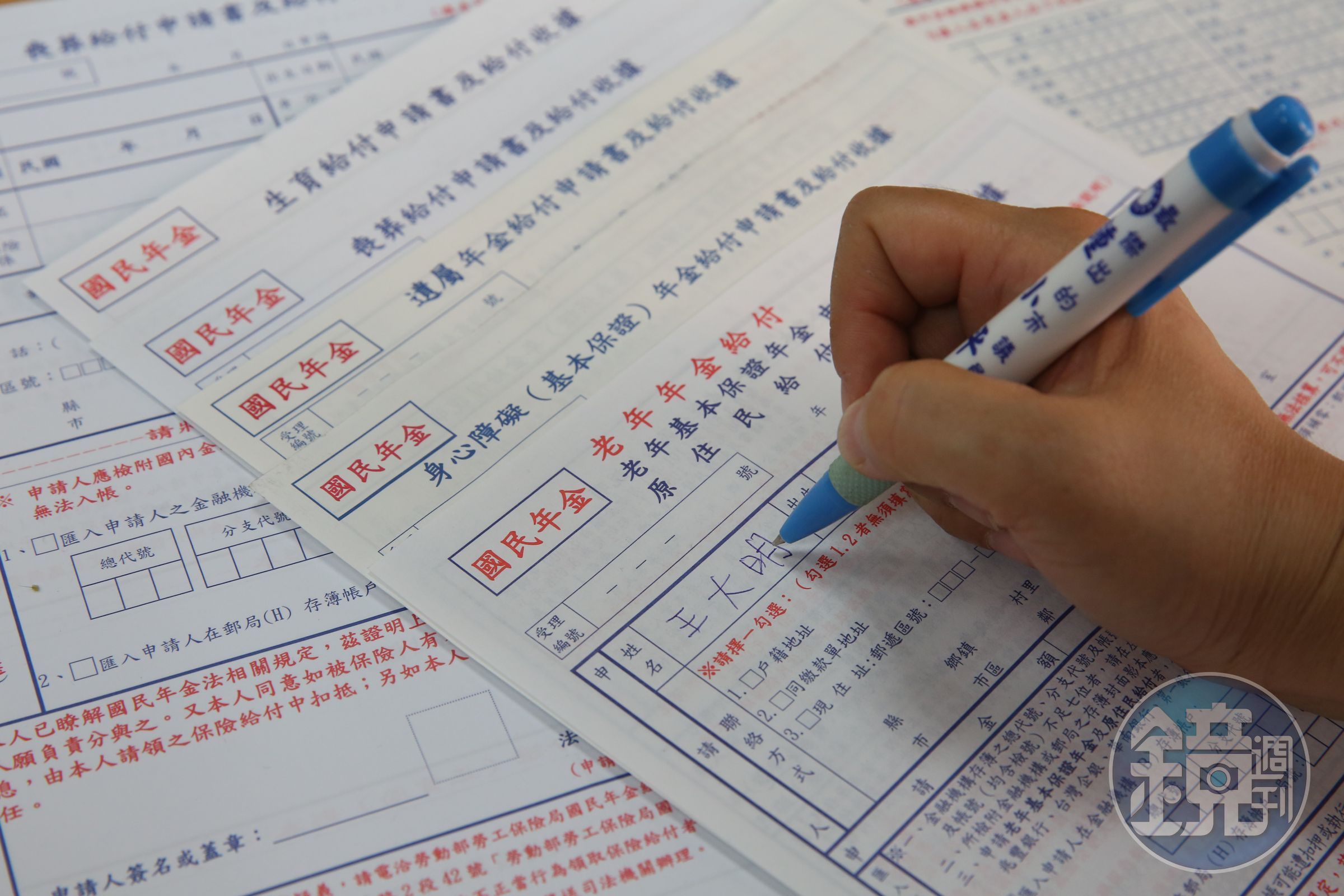 工作不一定能做到65歲退休，加上平均餘命越來越長，多準備1筆國保老年年金，退休生活會更有保障。
