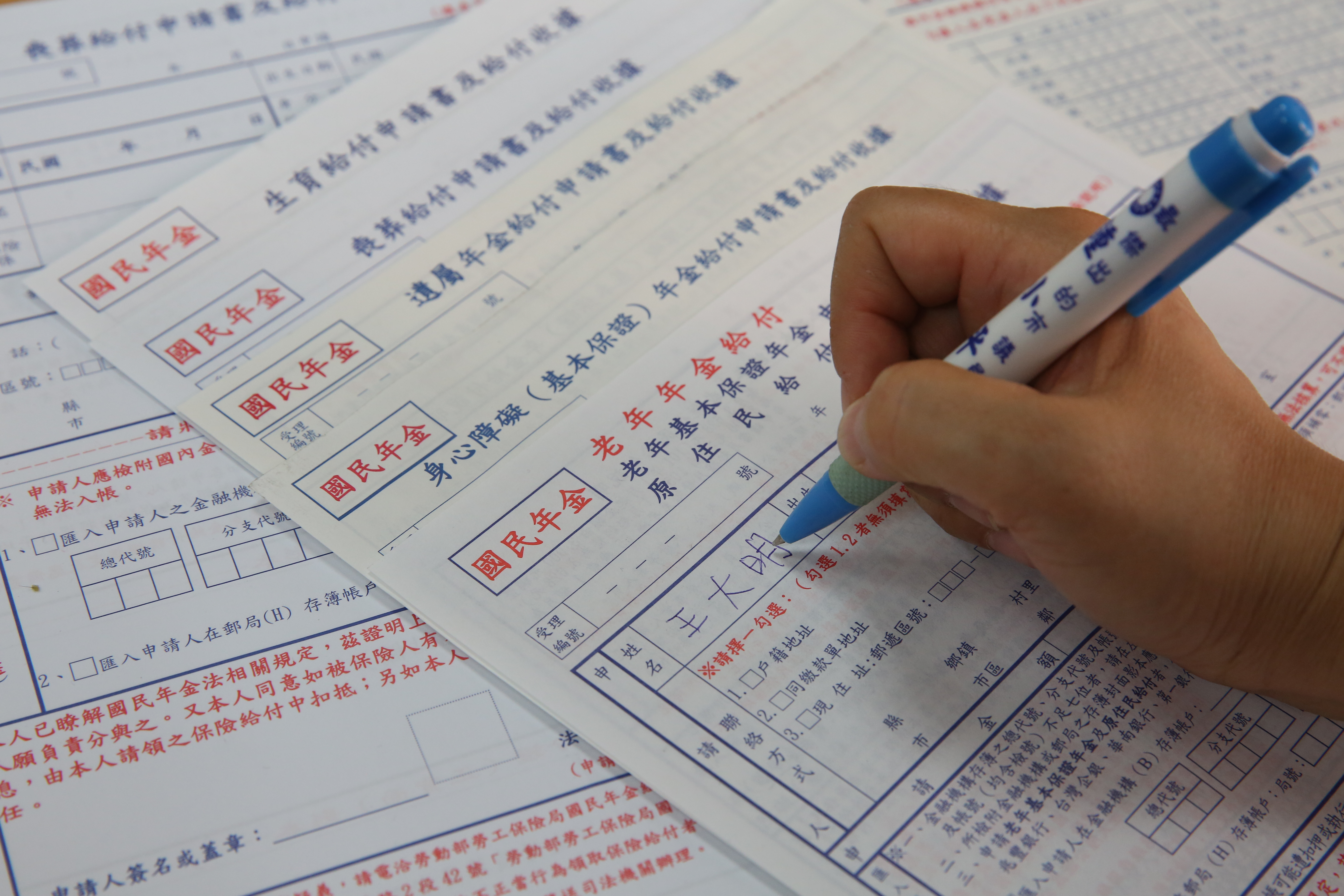 工作不一定能做到65歲退休，加上平均餘命越來越長，多準備1筆國保老年年金，退休生活會更有保障。