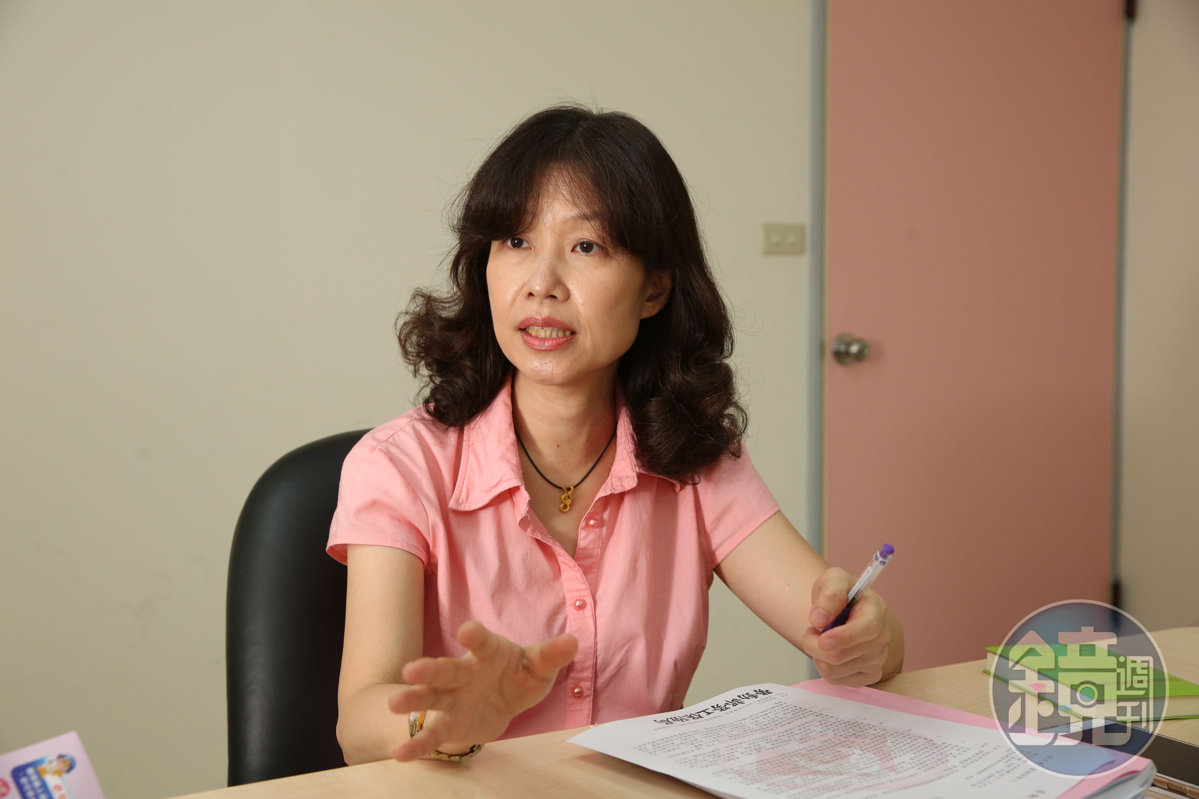勞保局國民年金組科長石佳燁表示，民眾繳不起保費仍有補繳、分期繳和申請提高補助等解決方案。