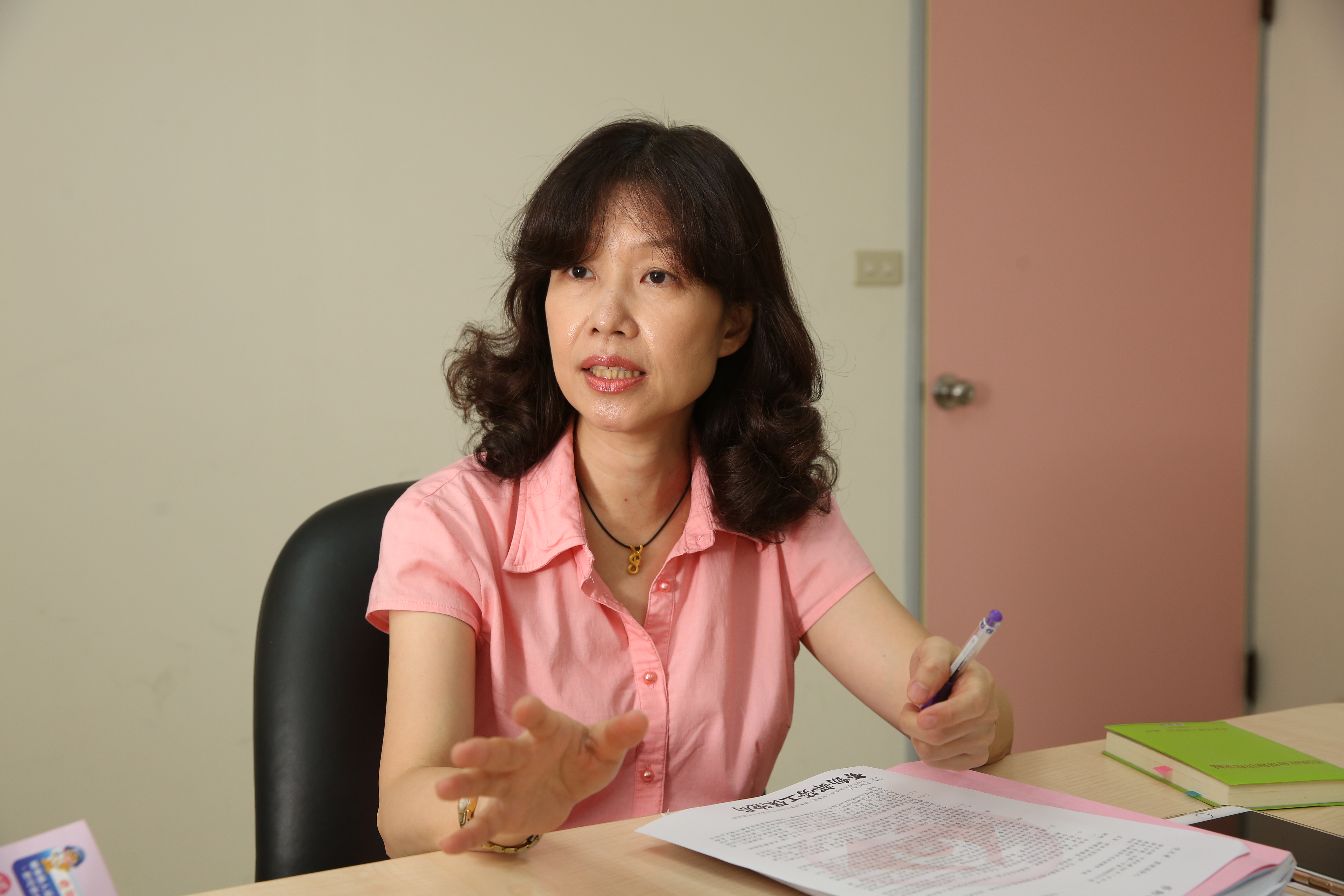 勞保局國民年金組科長石佳燁表示，民眾繳不起保費仍有補繳、分期繳和申請提高補助等解決方案。