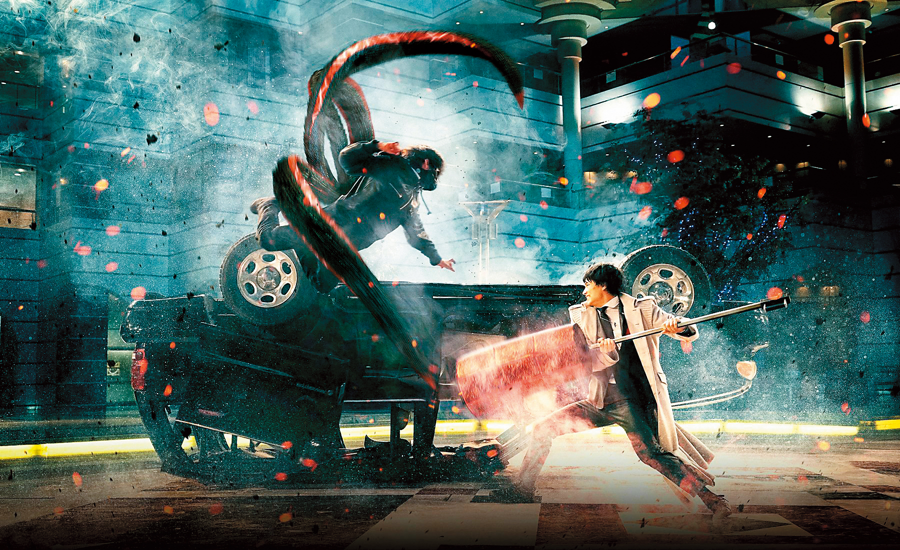 平凡人窪田正孝（左）成為半人半喰種，在黑暗與光明的對立世界中徘徊掙扎，也要面對與鈴木伸之飾演的搜查官的激烈鬥爭。（采昌提供）