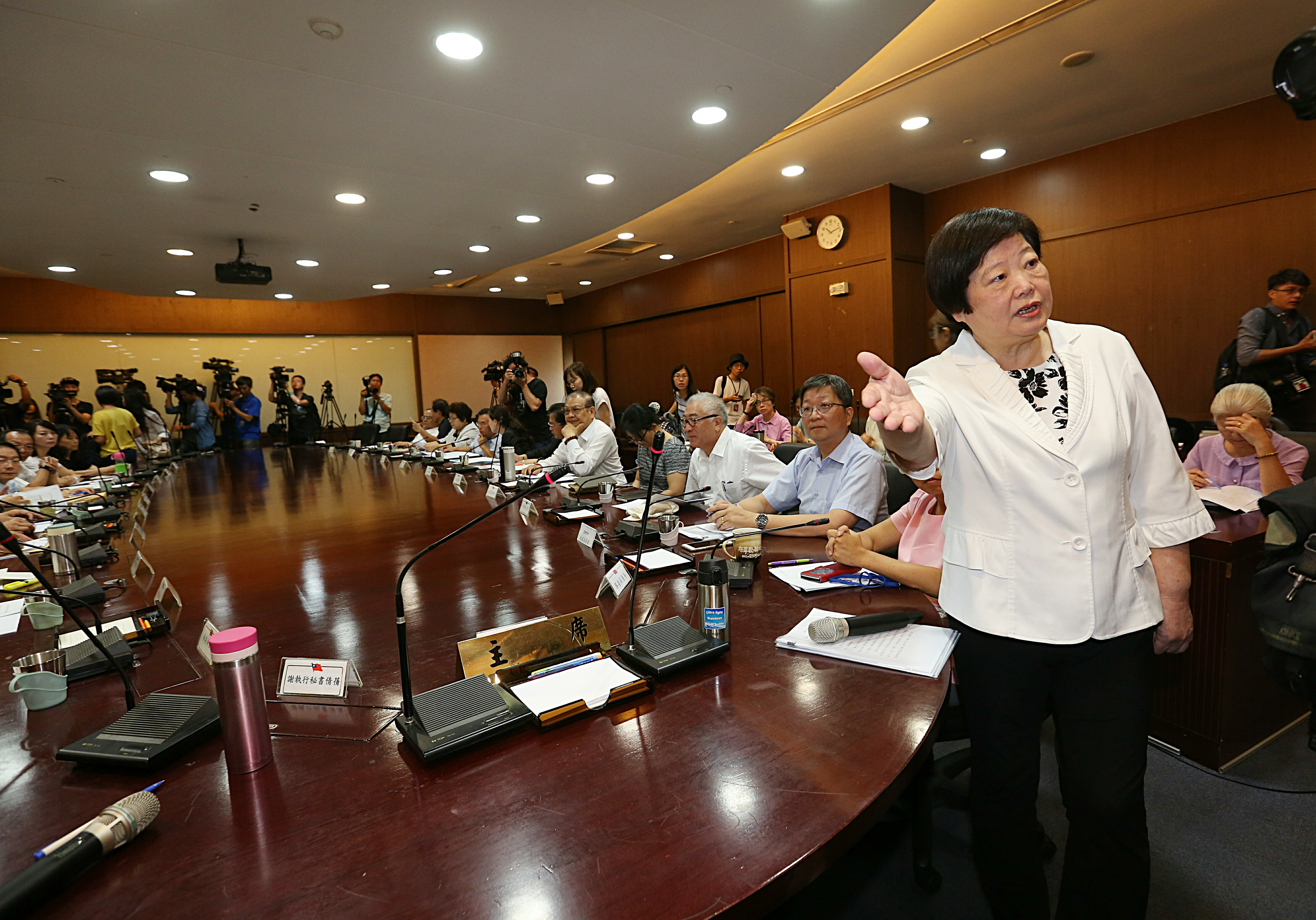 基本工資審議委員會中,經歷7小時討論,最終由勞動部長林美珠拍板為22K。