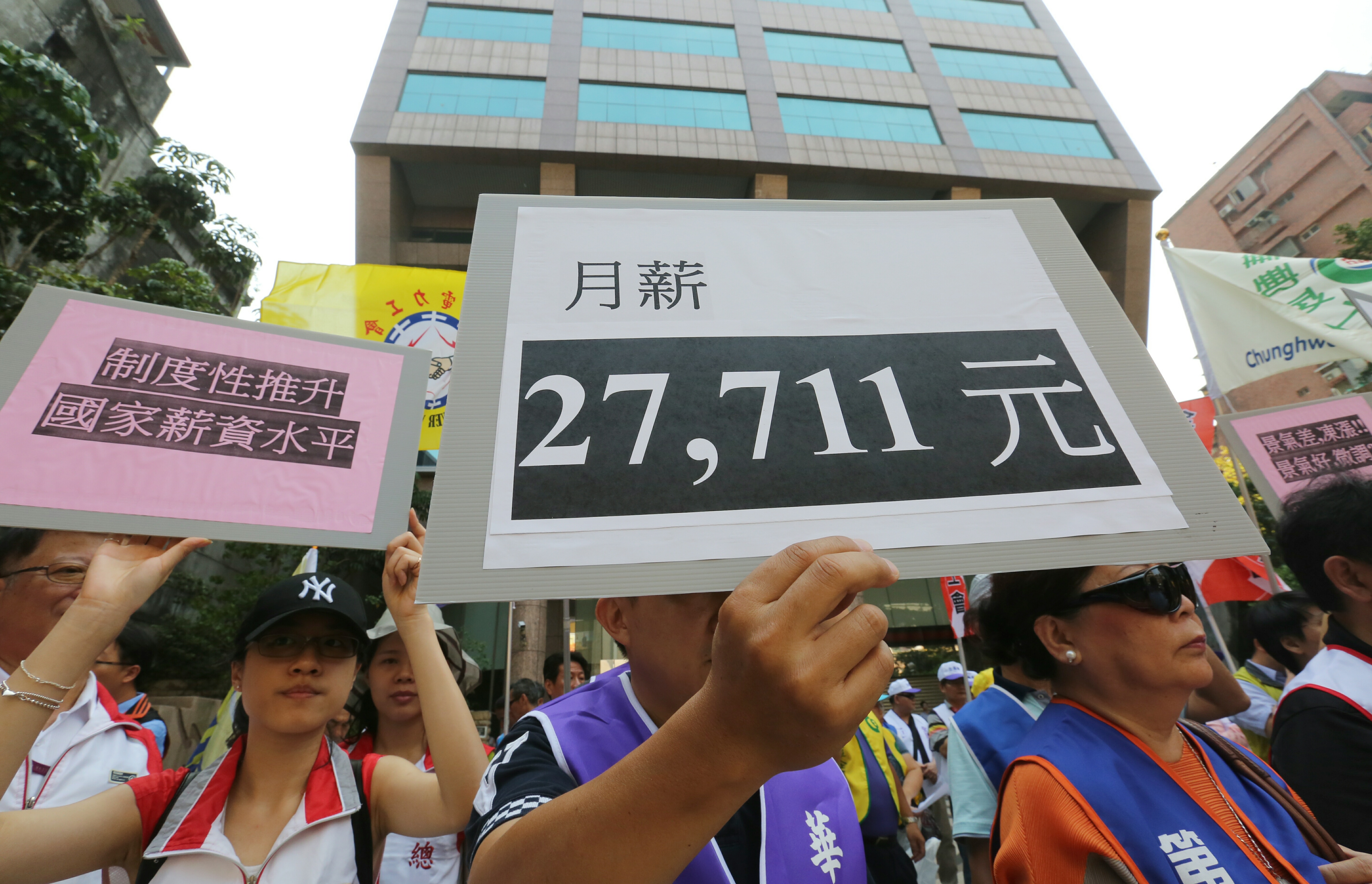 勞團訴求基本工資要調高至27K，經歷7小時會議後，最後拍板為22K。