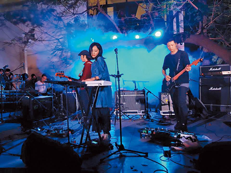 法蘭黛主唱法蘭（中）是樂團中詞曲創作的靈魂。（翻攝自法蘭黛臉書）