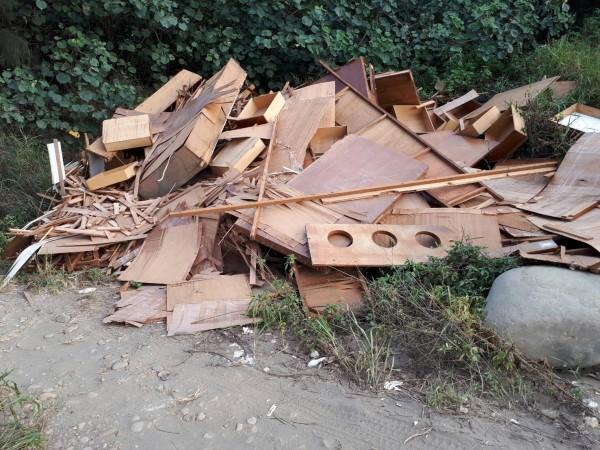 林姓中校丟棄自家裝潢廢棄建材，到案後供稱「暫置」，最後花錢請清潔隊代清除。