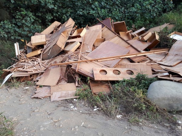 林姓中校丟棄自家裝潢廢棄建材，到案後供稱「暫置」，最後花錢請清潔隊代清除。