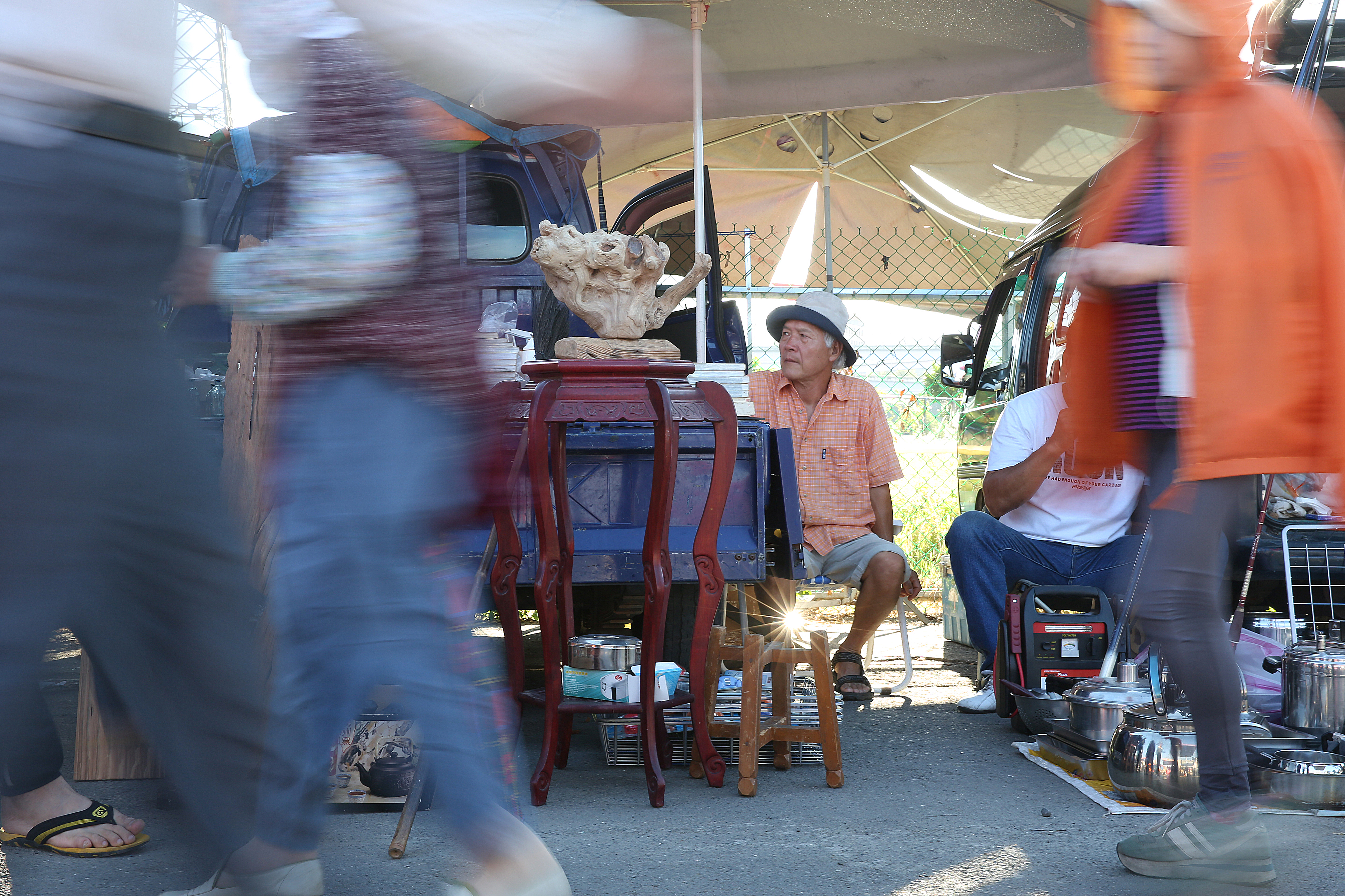 魏德松每到週末就會上台北二手市集擺攤。他總是不在意他人的眼光，認為對的事情就要做。