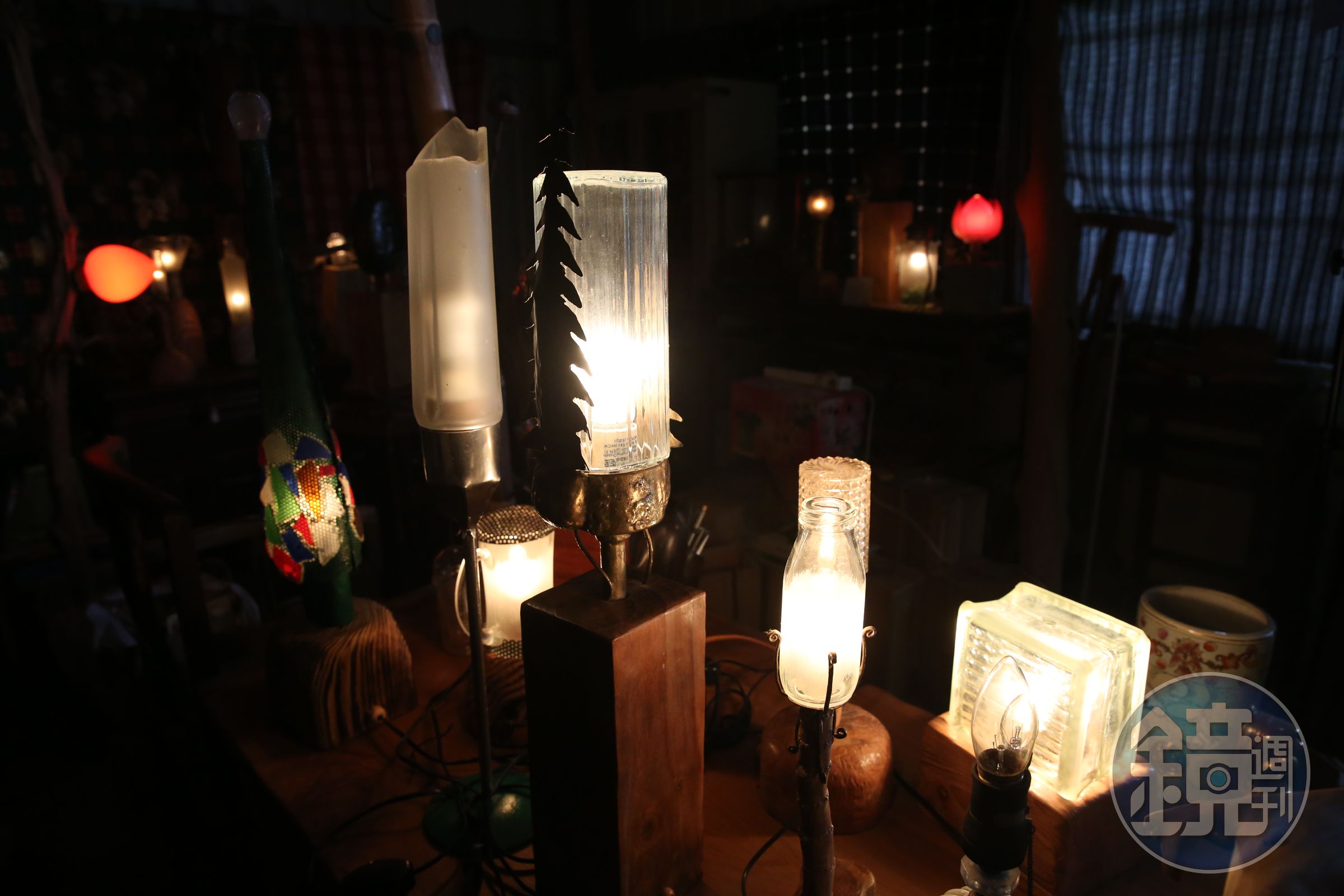 魏德松用回收物做成的燈具遠近馳名，舉辦過多次展覽，也有人高價收購。但他做燈不為賺錢，只要價格合理就賣。