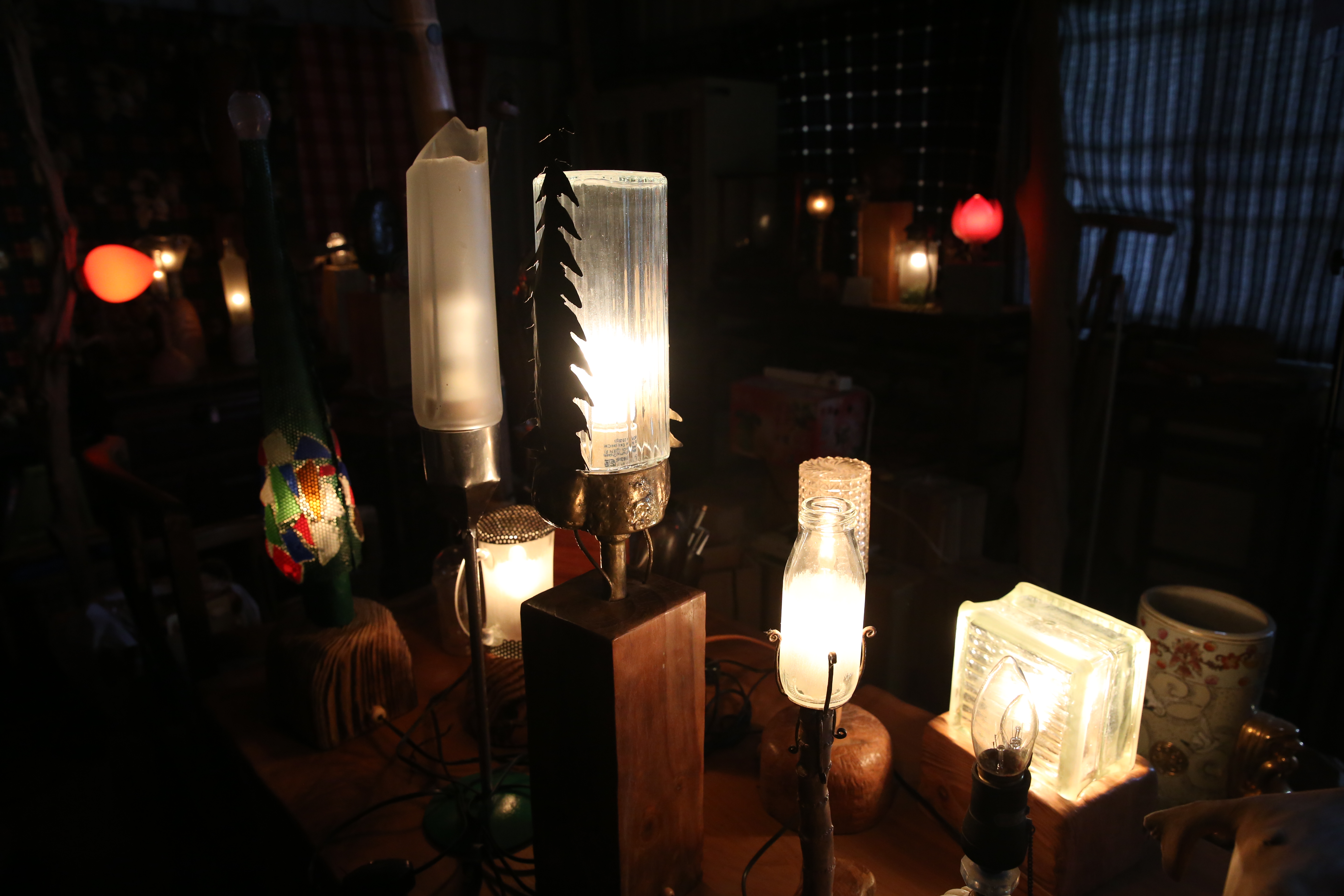 魏德松用回收物做成的燈具遠近馳名，舉辦過多次展覽，也有人高價收購。但他做燈不為賺錢，只要價格合理就賣。