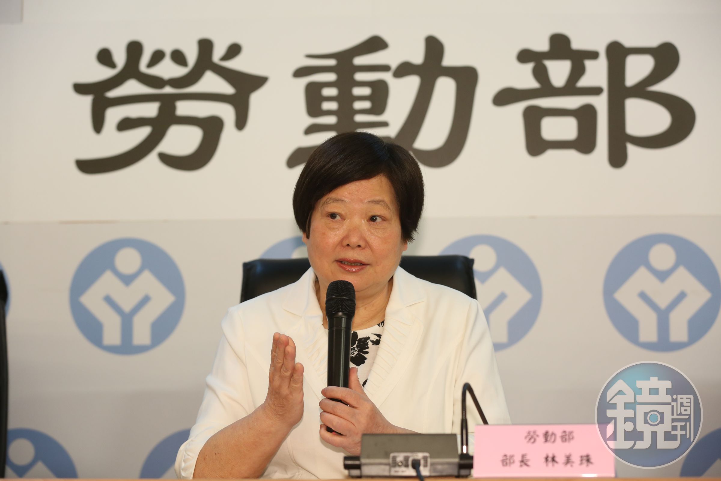 勞動部長林美珠主持基本工資審議委員會，一度陷入僵局，最後在非勞資的第三方提出22K建議後定案。