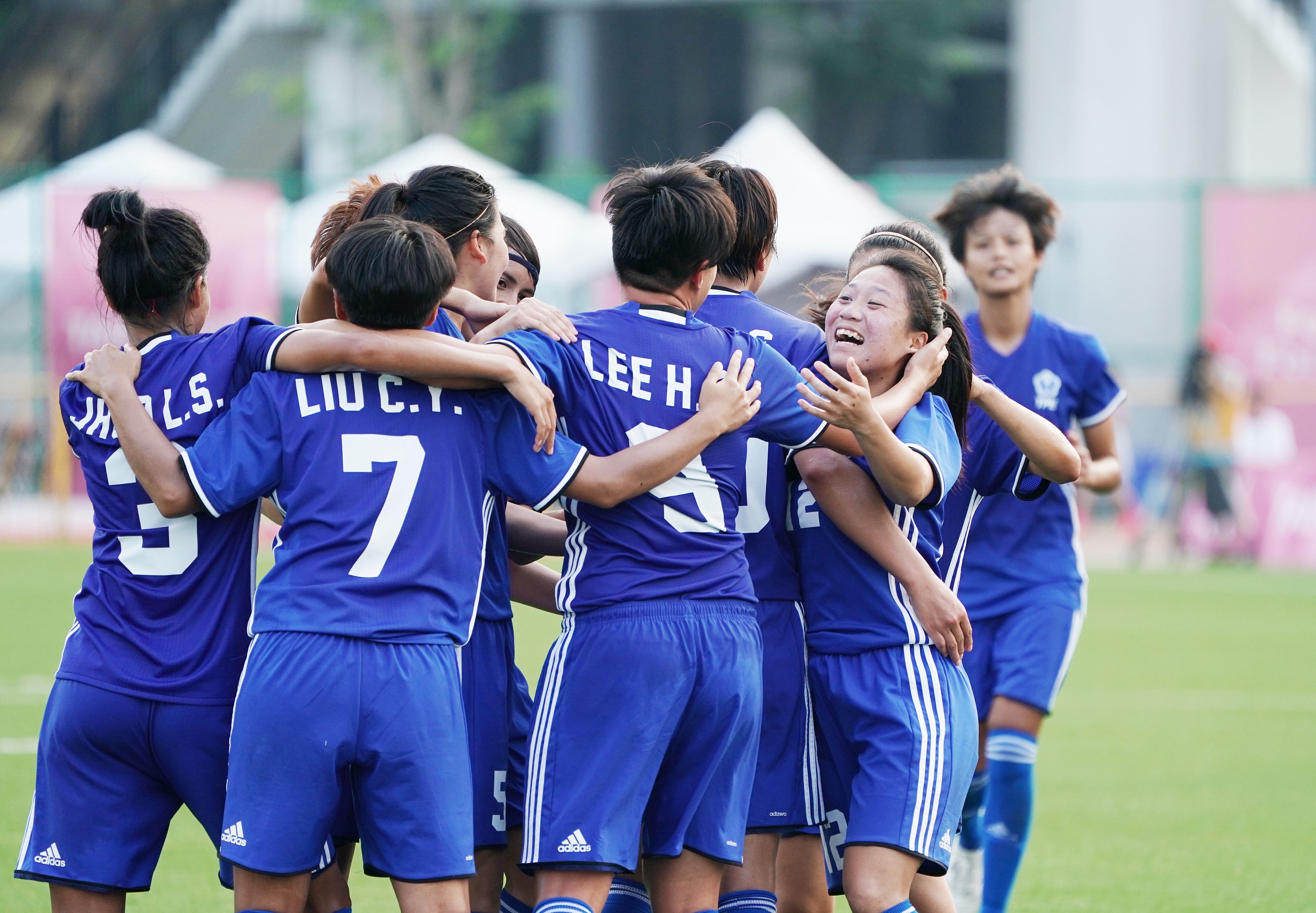 奪勝的中華女足隊球員們興奮地齊聚歡呼。