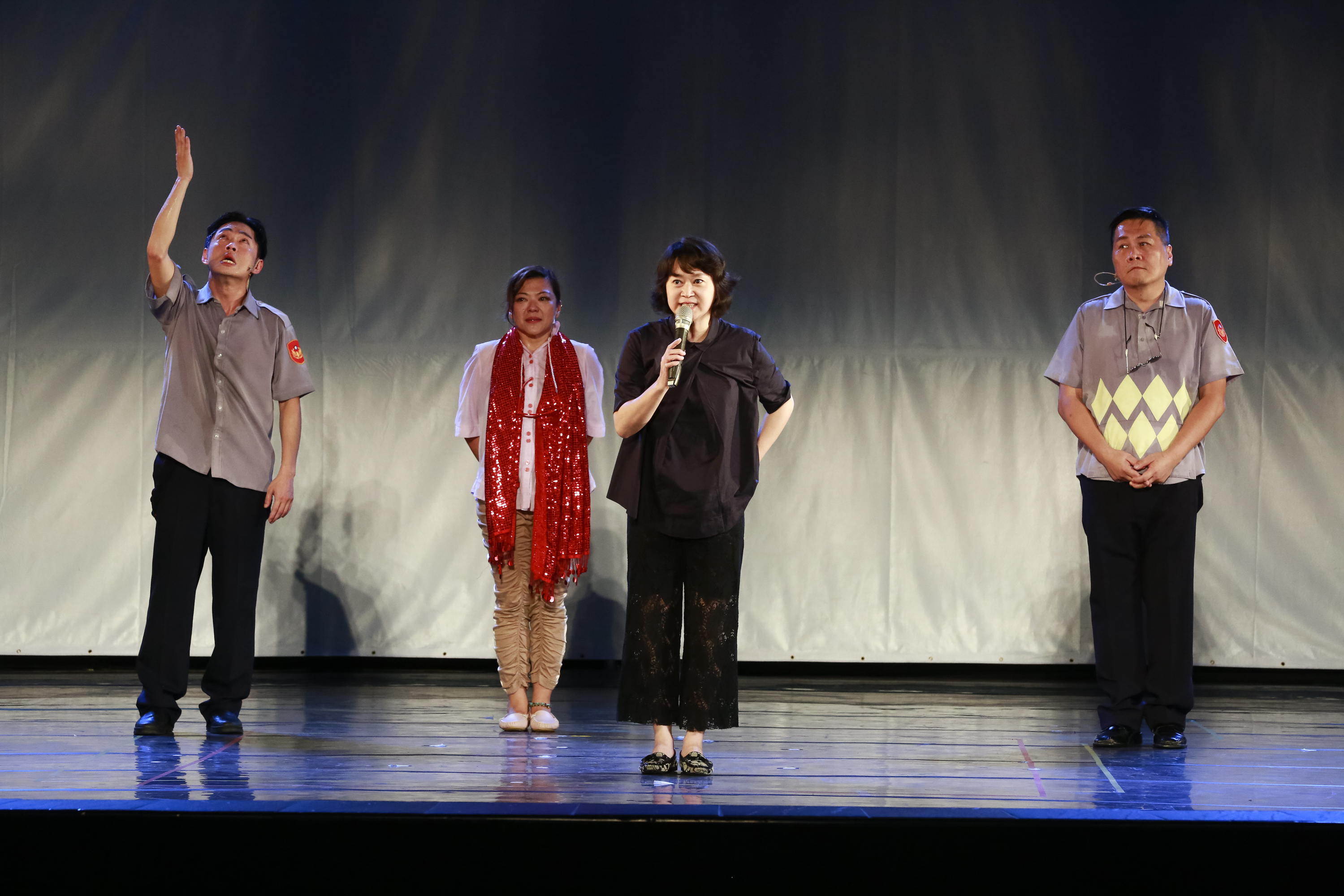 王月（右二）上台致詞，四人將《三人行不行》戶外演出獻給已故戲劇大師李國修。