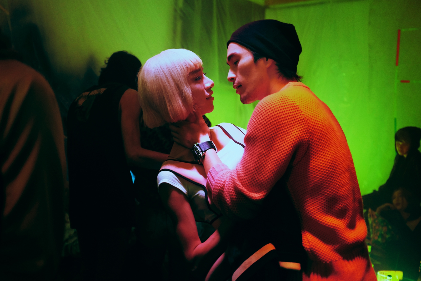 《自畫像》18日推出前導預告，片中Kiwebaby色誘日籍男星岡本孝到公寓頂樓「放煙火」打野砲的戲。