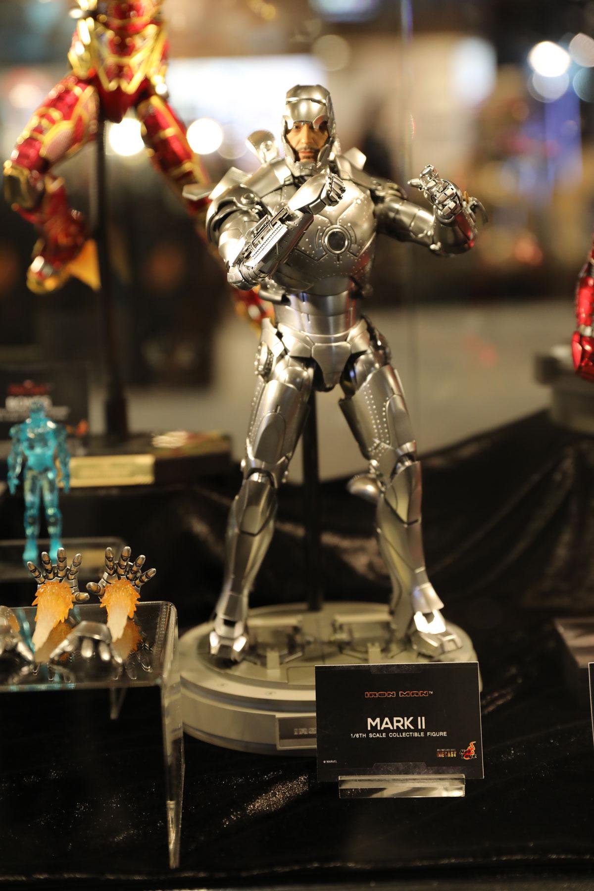 《鋼鐵人》1:6比例鋼鐵人Mark II特別限定版，限量120組，購買即贈送全息影像迷你人偶一個。（野獸國提供）