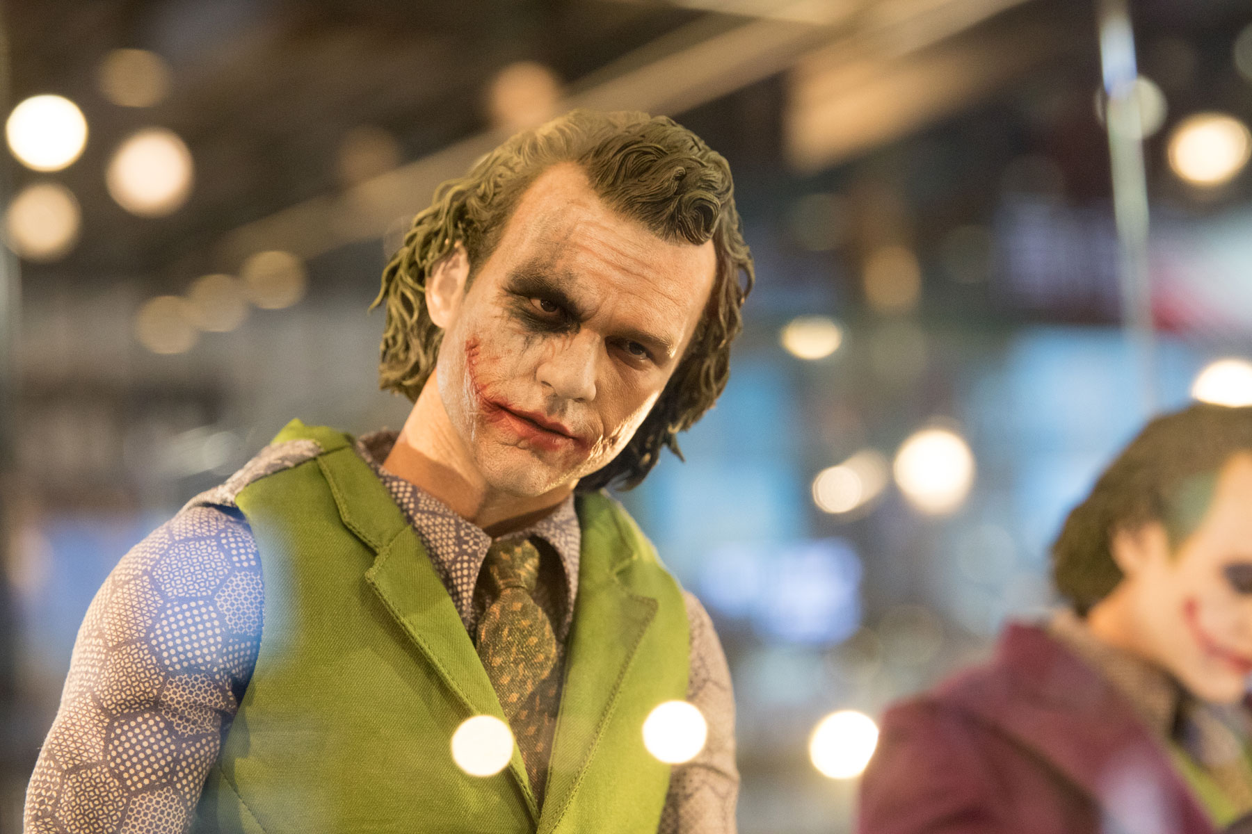 《黑暗騎士》小丑特別限定版。這是Hot Toys藝術總監JC Hong與頭雕設計總監Yulli攜手合作10周年紀念，這是他們首次聯手的經典作品，特別以1:4的升級比例重塑，限量120組，額外贈送半帶妝版小丑頭雕。