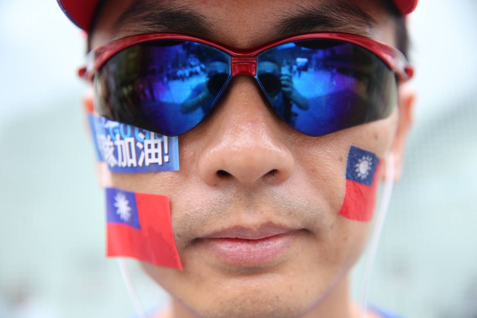 民眾臉上貼著國旗和紋身貼紙，準備好為中華隊加油。