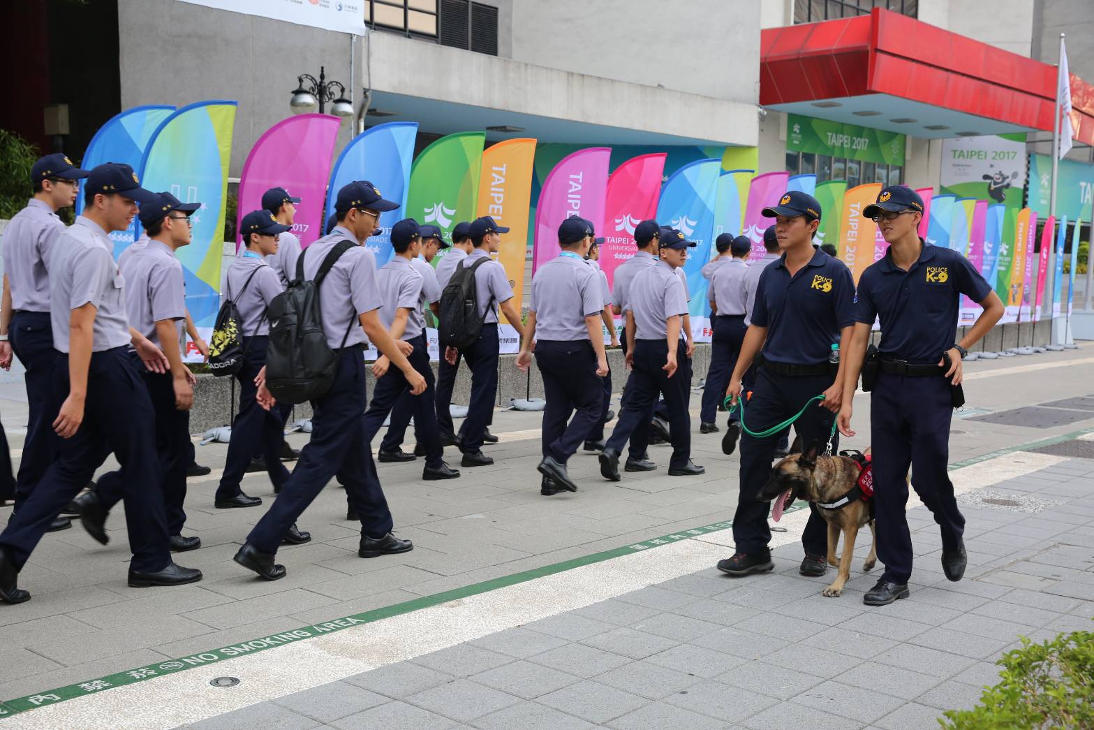 為維護世大運秩序，警方出動警犬與大批警力維安。