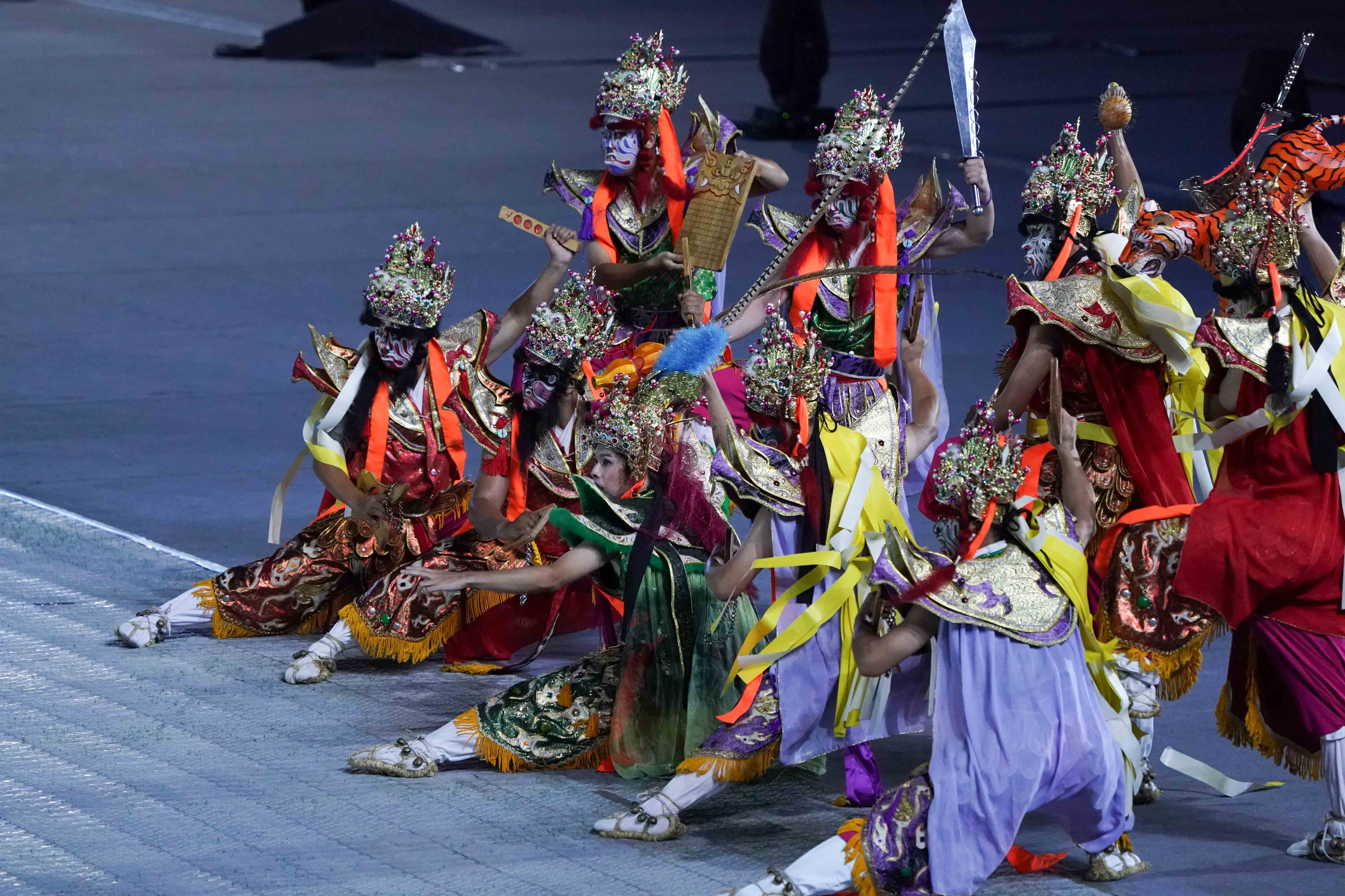 舞者展現台灣特有廟會風貌。