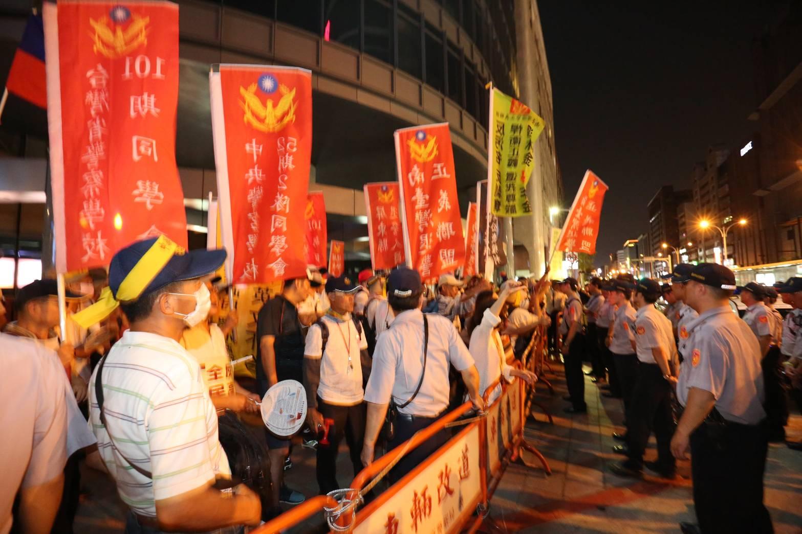 反年改團體趁著開幕式鬧場，硬生生切入阻擋選手進場。