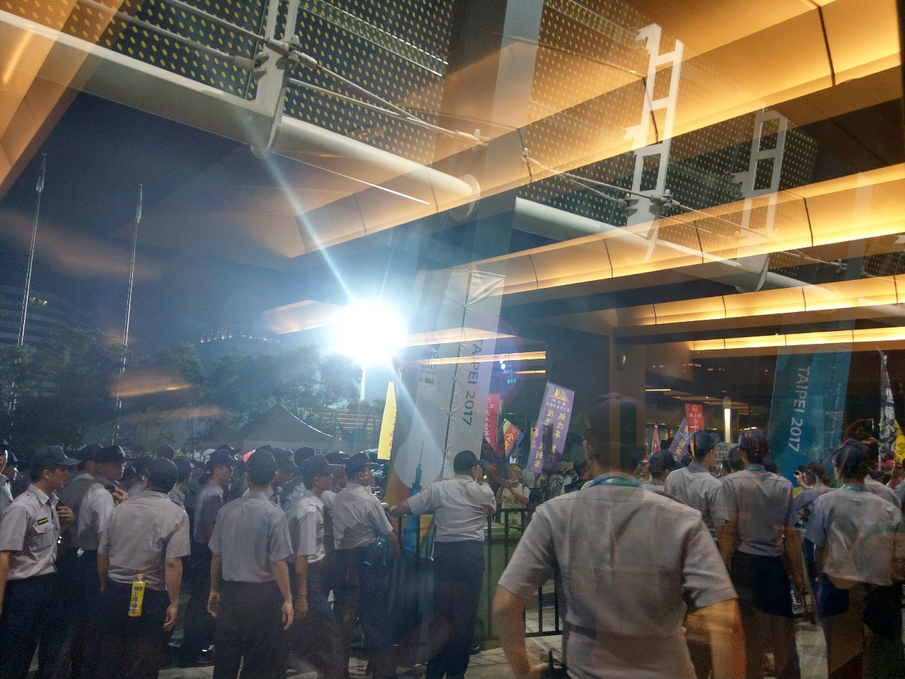 世大運開幕爆發反年改團體阻擋選手入場的憾事。