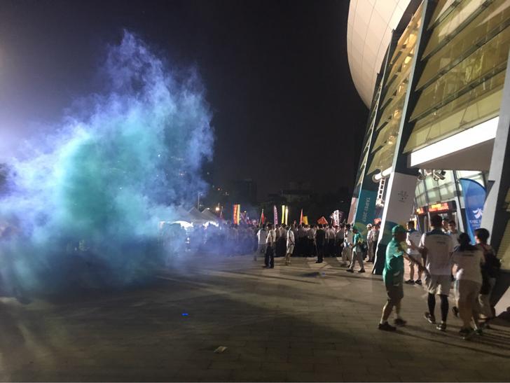 投擲信號彈影響各國嫌犯進場者，至今身分未明。