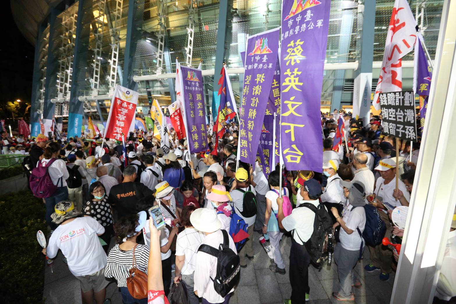 反年改群眾阻擋選手進場，讓世大運場內觀眾一片譁然以及錯愕。