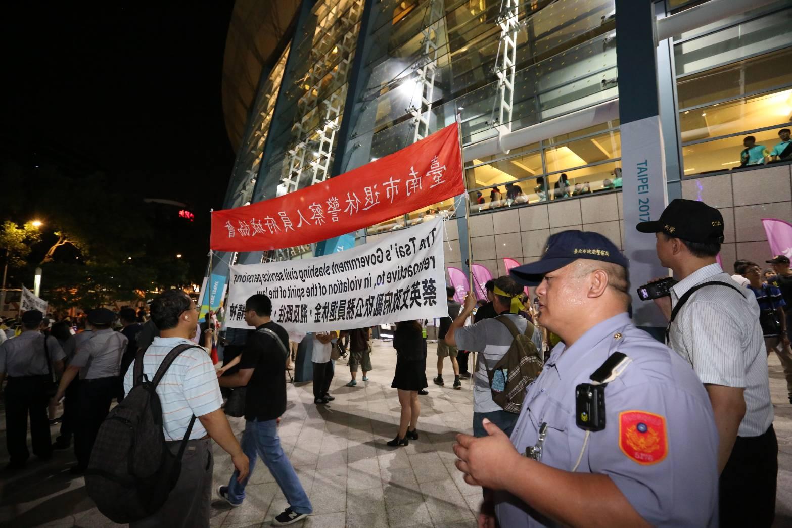 受到反年改團體擾亂下,各國在有安全疑慮下一度不願意進場。
