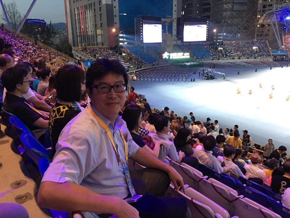 民進黨立委姚文智今晚在世大運開幕式現場觀禮。（翻攝自姚文智臉書）