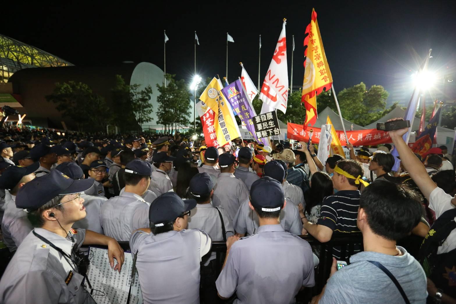 反年改團體在世大運主場館外發動抗議,滋擾各國選手進場,引發總統府不滿。