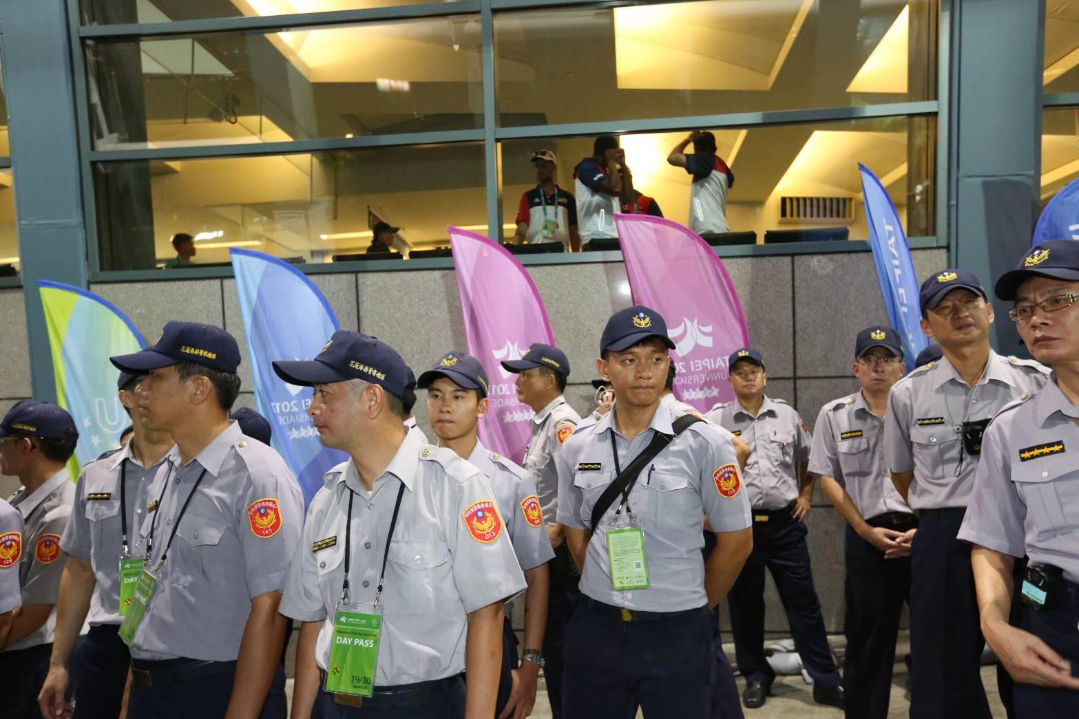 世大運場外由維安警察展開強勢排除。