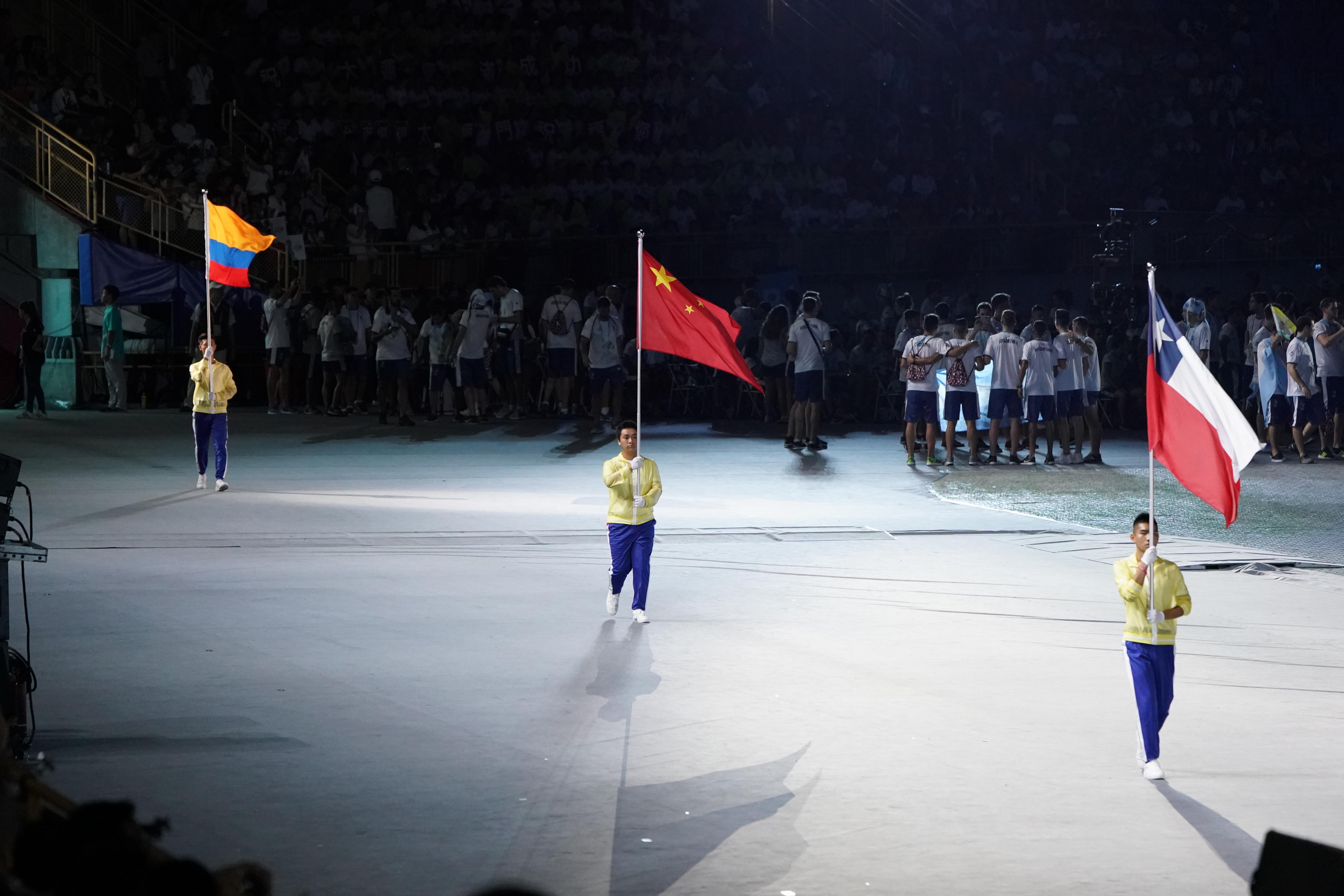 包括中國等國家因為反年金改革團體堵住選手進場，只有旗手進場。