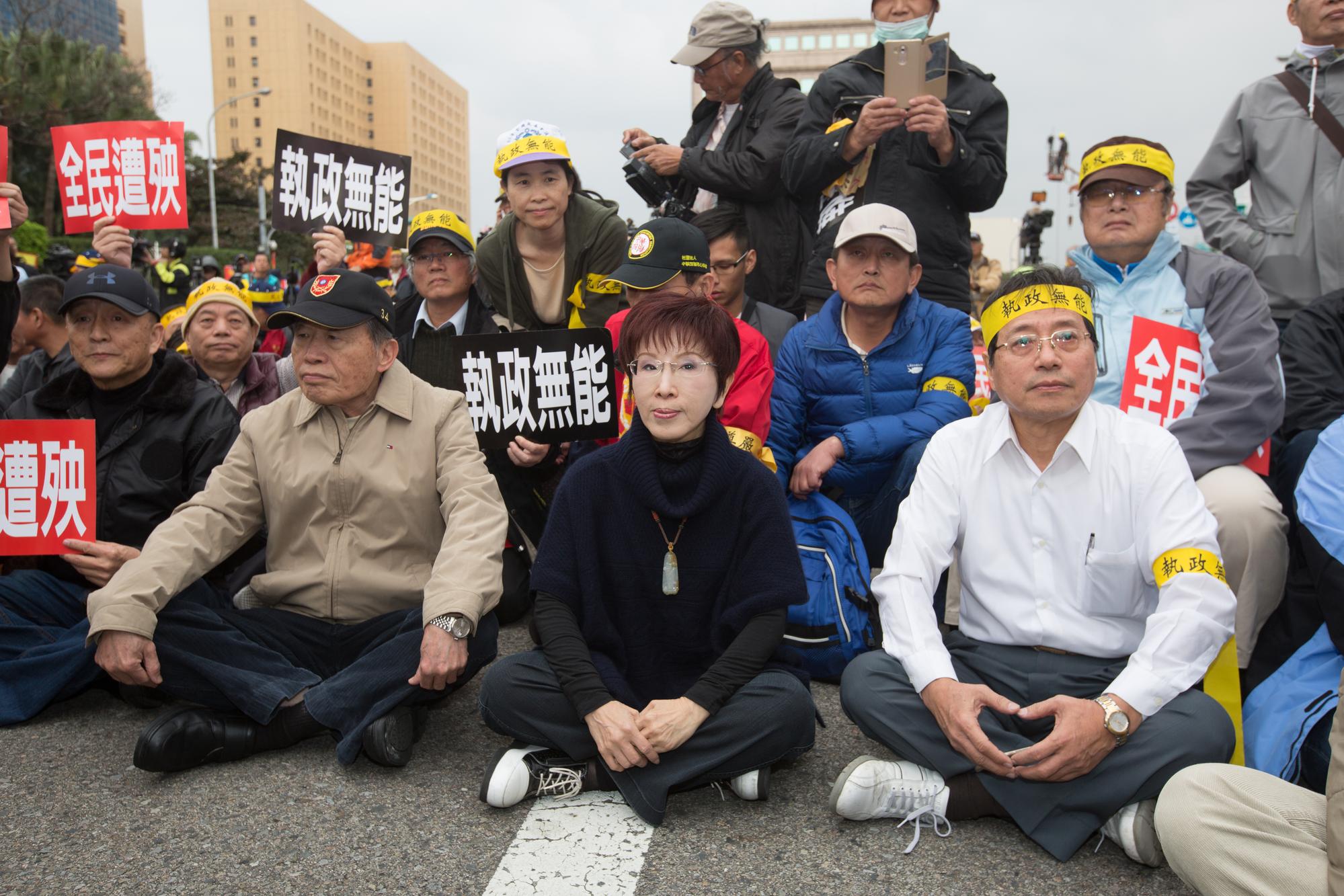 反年改大將李來希(右一)發文抨擊世大運。圖為資料照