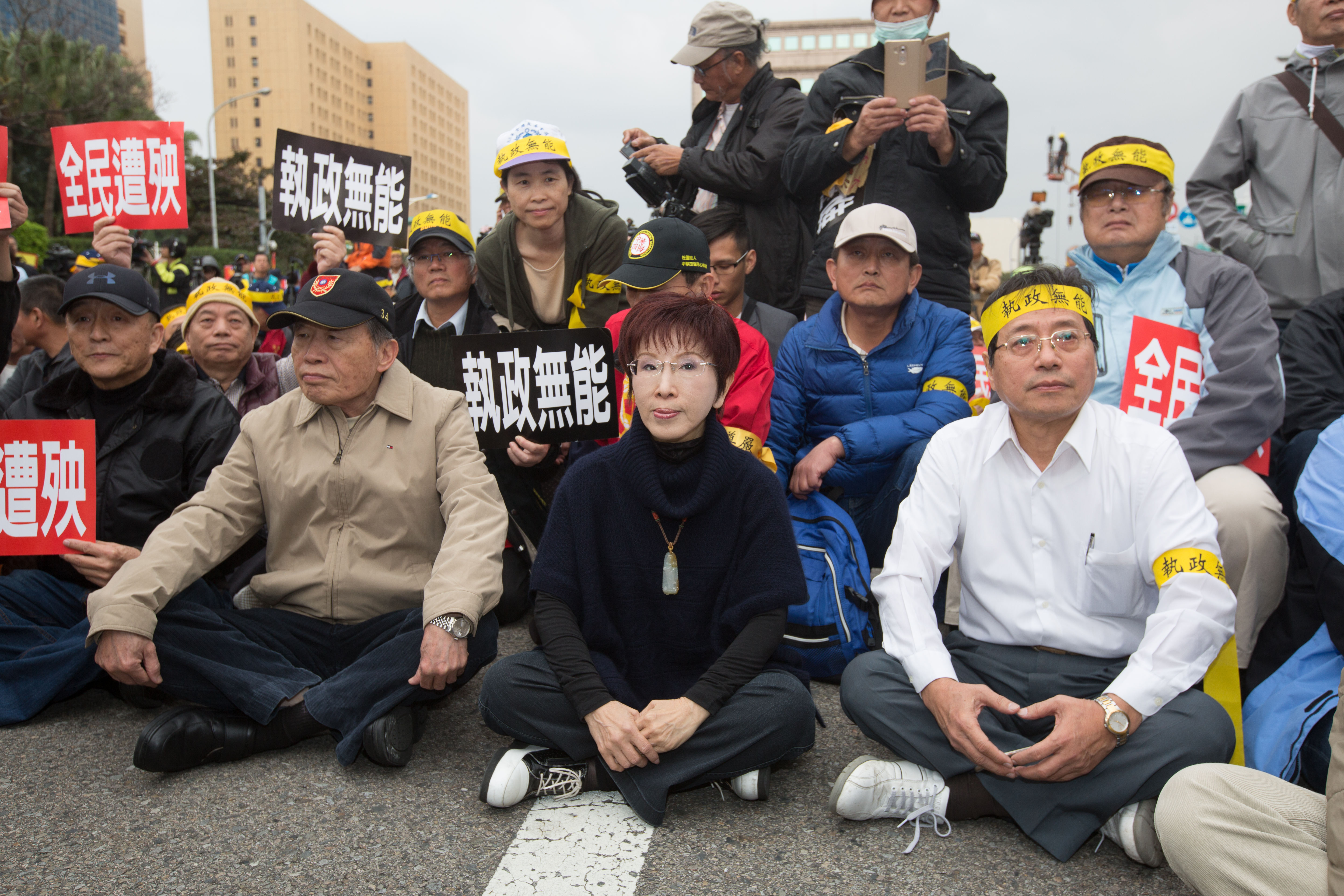 反年改大將李來希(右一)發文抨擊世大運。圖為資料照