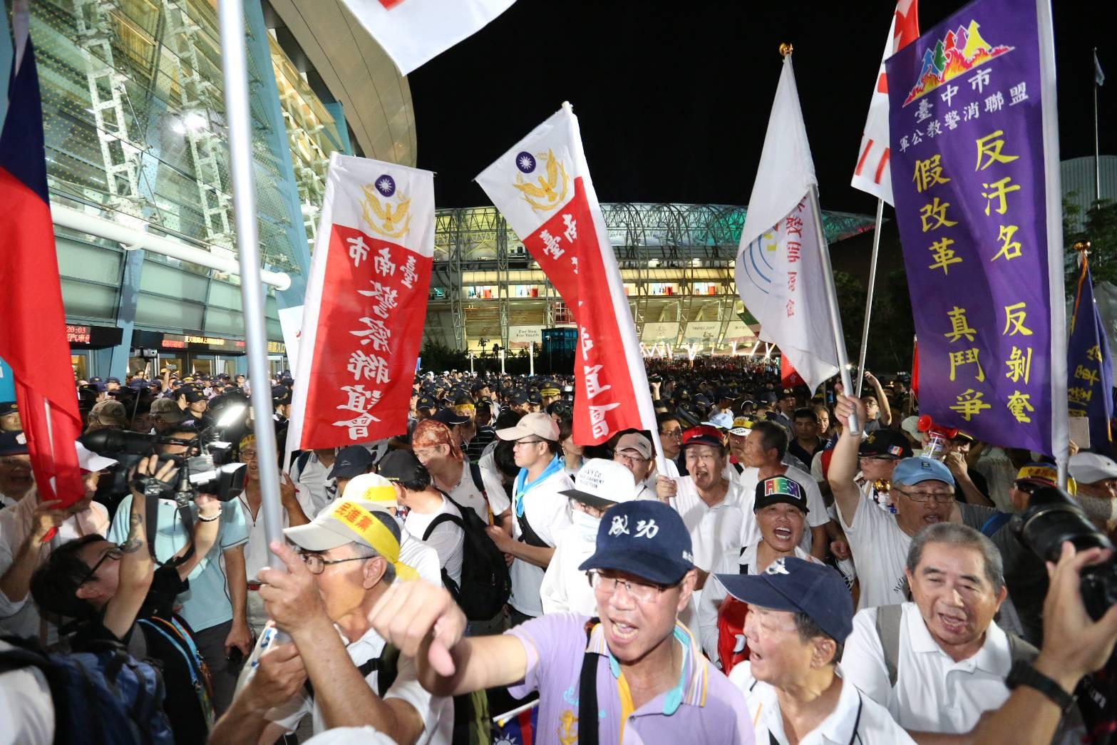 反年改團體阻撓各國選手,經警方排除後才能繼續進場。