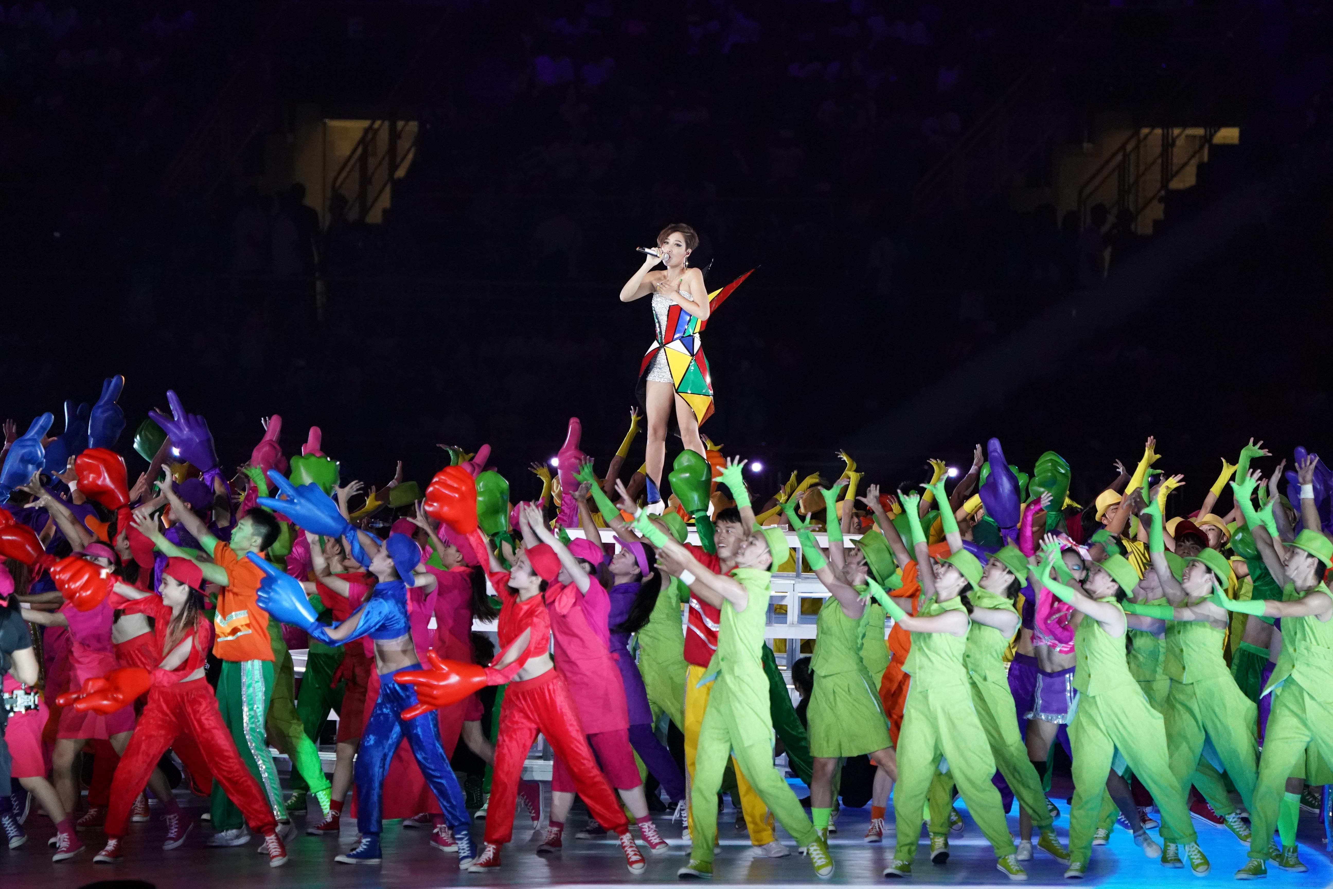 歌手A-Lin為世大運演唱，讓現場觀眾著迷。