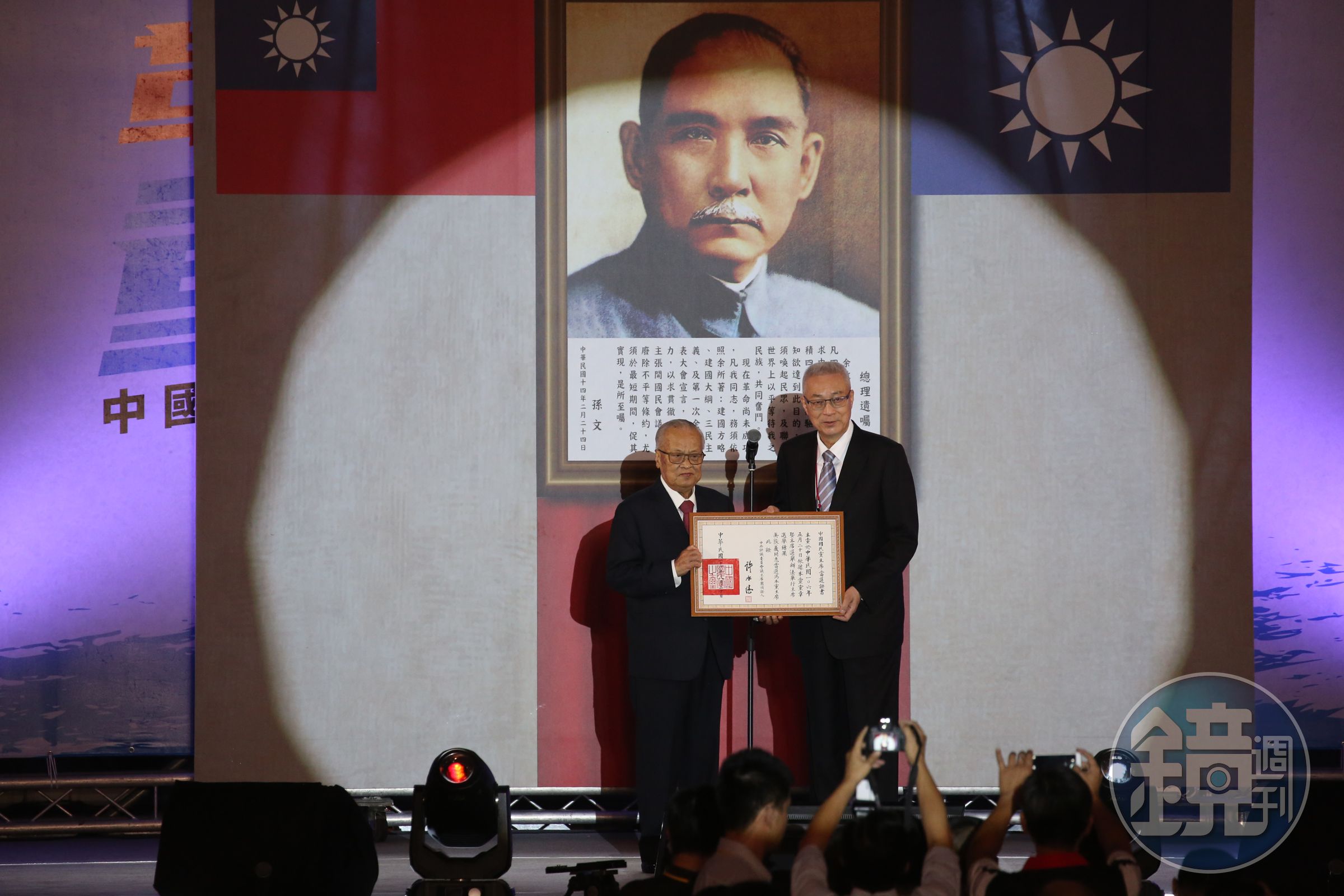國民黨主席吳敦義今就職，由中評會主席徐水德頒發當選證書。