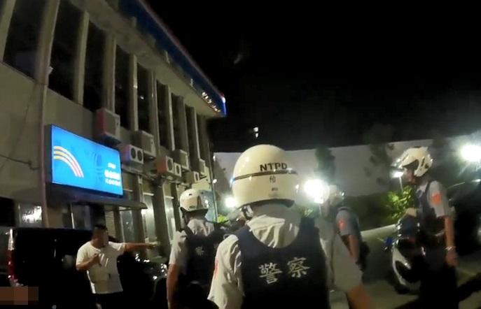 吳男刺殺女友後，與警方對峙。