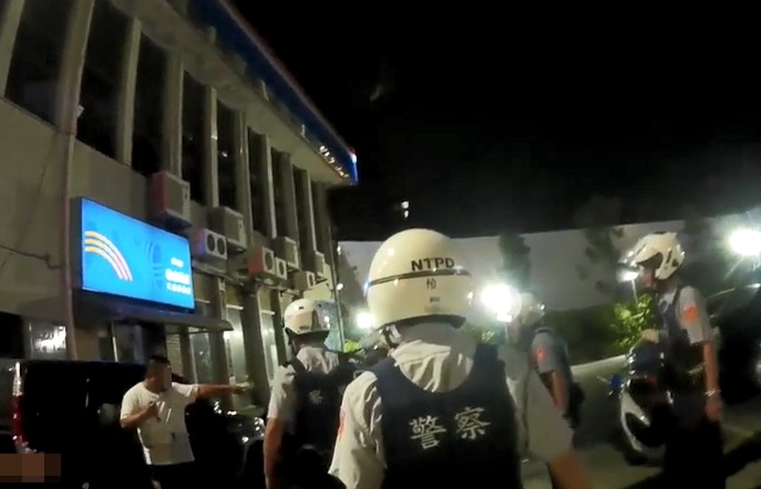 吳男刺殺女友後，與警方對峙。