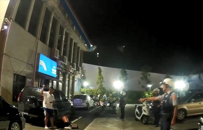 嫌犯吳男不願就範，甚至還持刀自殘多刀。