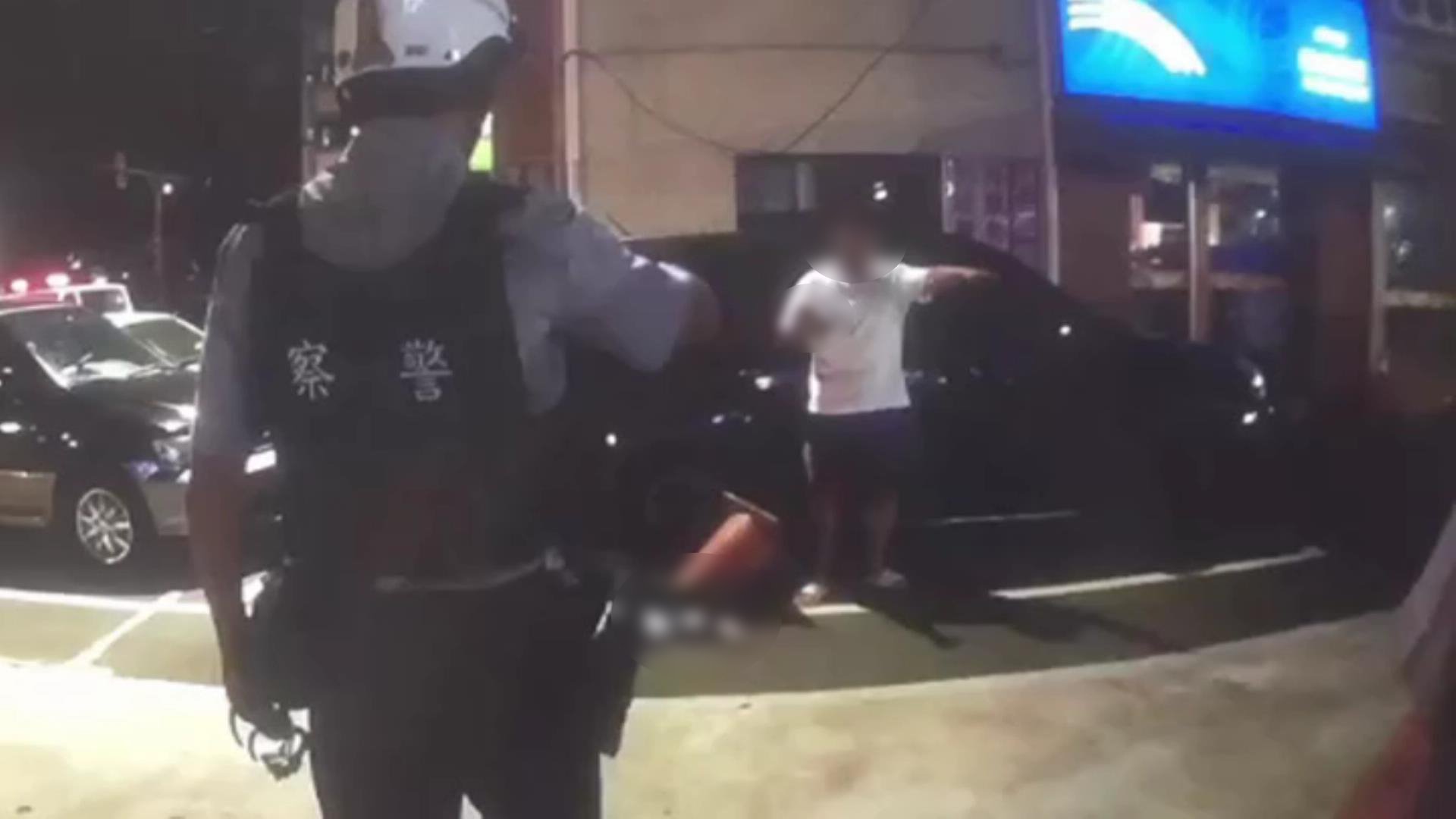 吳嫌與警方對峙近5分鐘，員警不斷安撫其情緒。