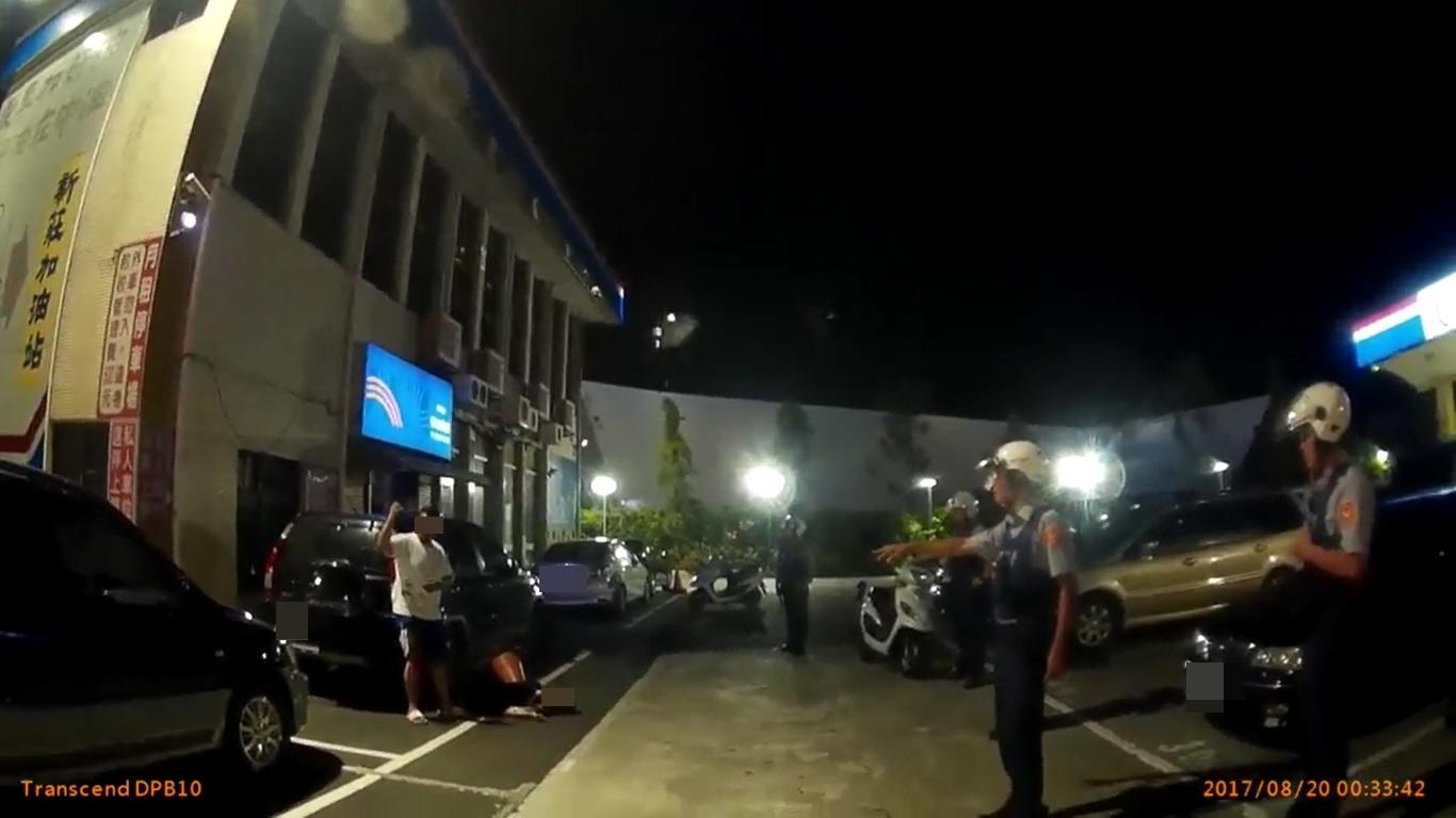 吳嫌與員警對峙過程中情緒激動,甚至拿刀自殘。