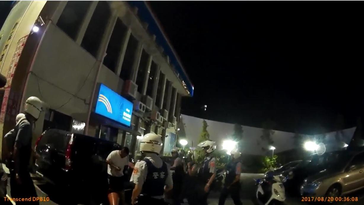 警方和吳嫌對峙近20分鐘,員警最後趁空檔一擁而上奪走吳男刀械。